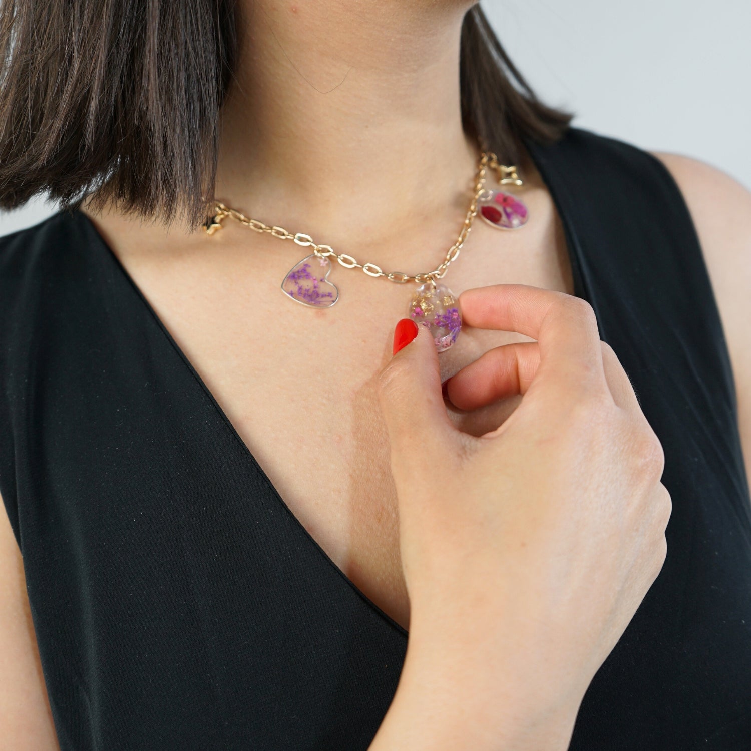 Collier minimaliste en fleurs : Élégance exclusive à porter