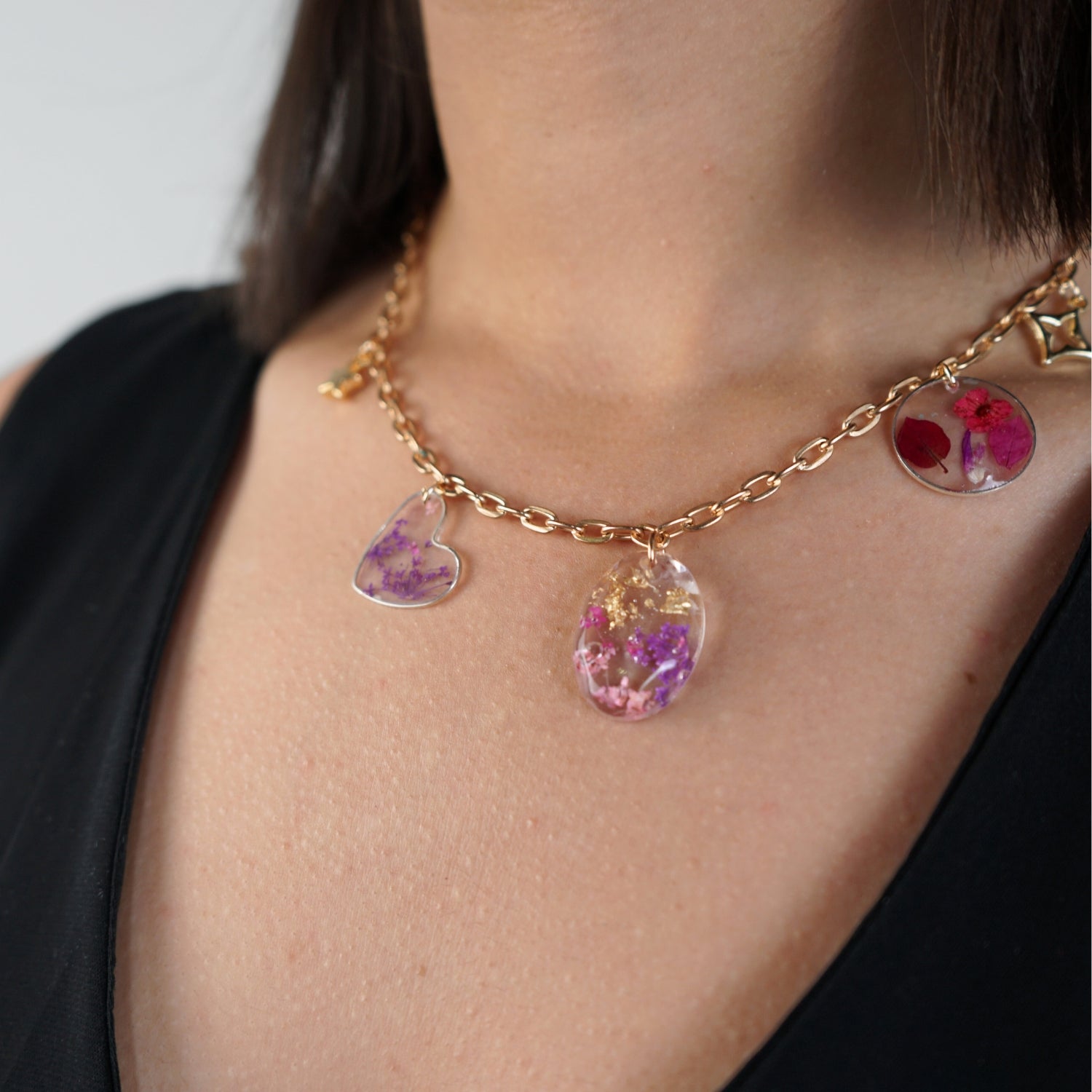 Collier minimaliste en fleurs : Élégance exclusive à porter