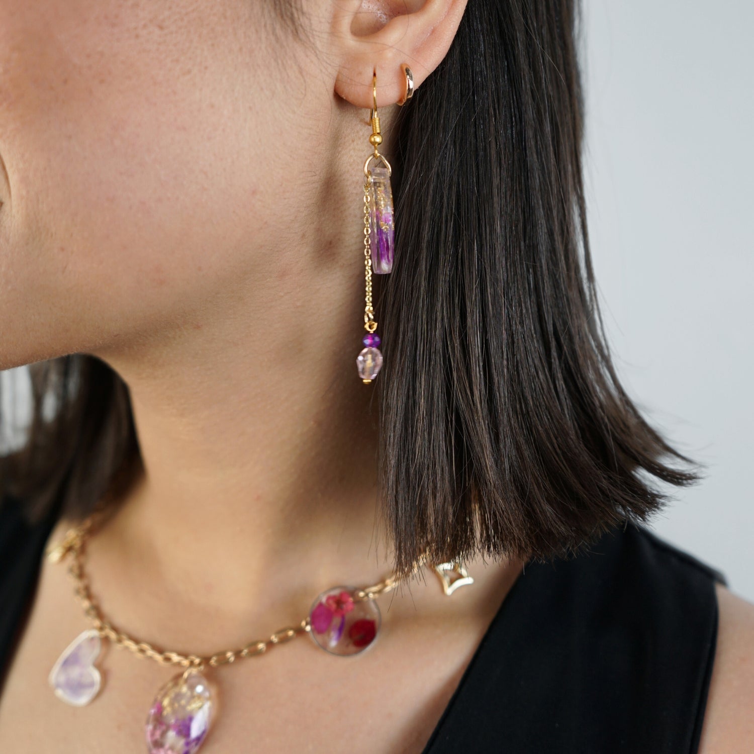 Collier minimaliste en fleurs : Élégance exclusive à porter