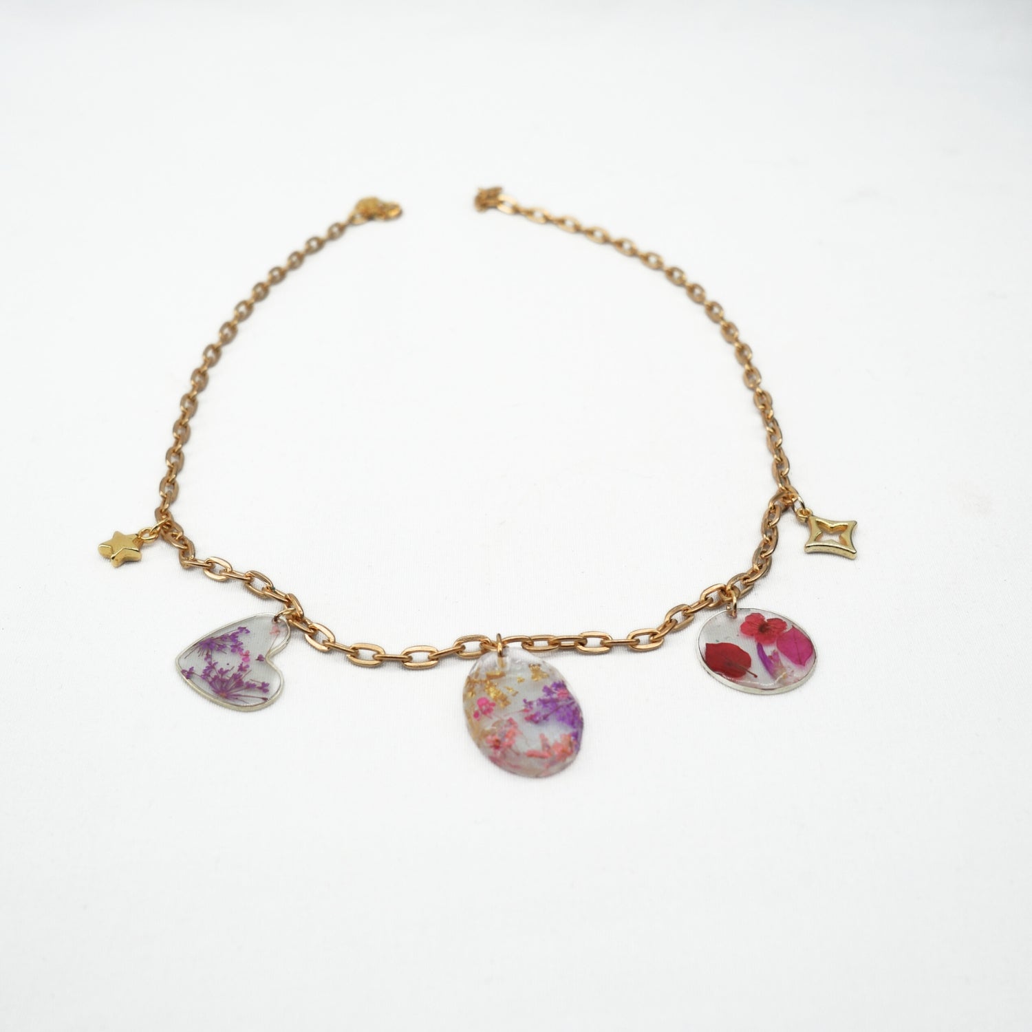 Collier minimaliste en fleurs : Élégance exclusive à porter