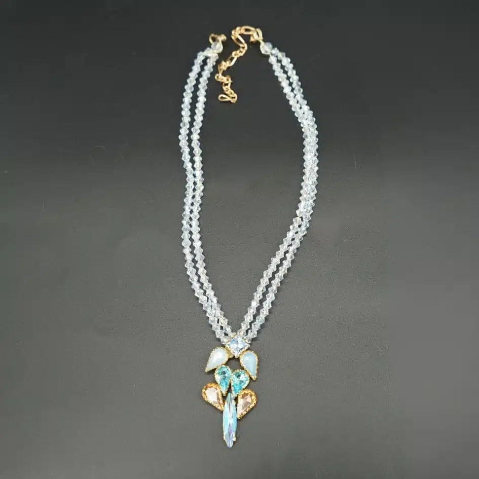 Collier double rangs en perles et pendentif en cristaux bleus – Look élégant