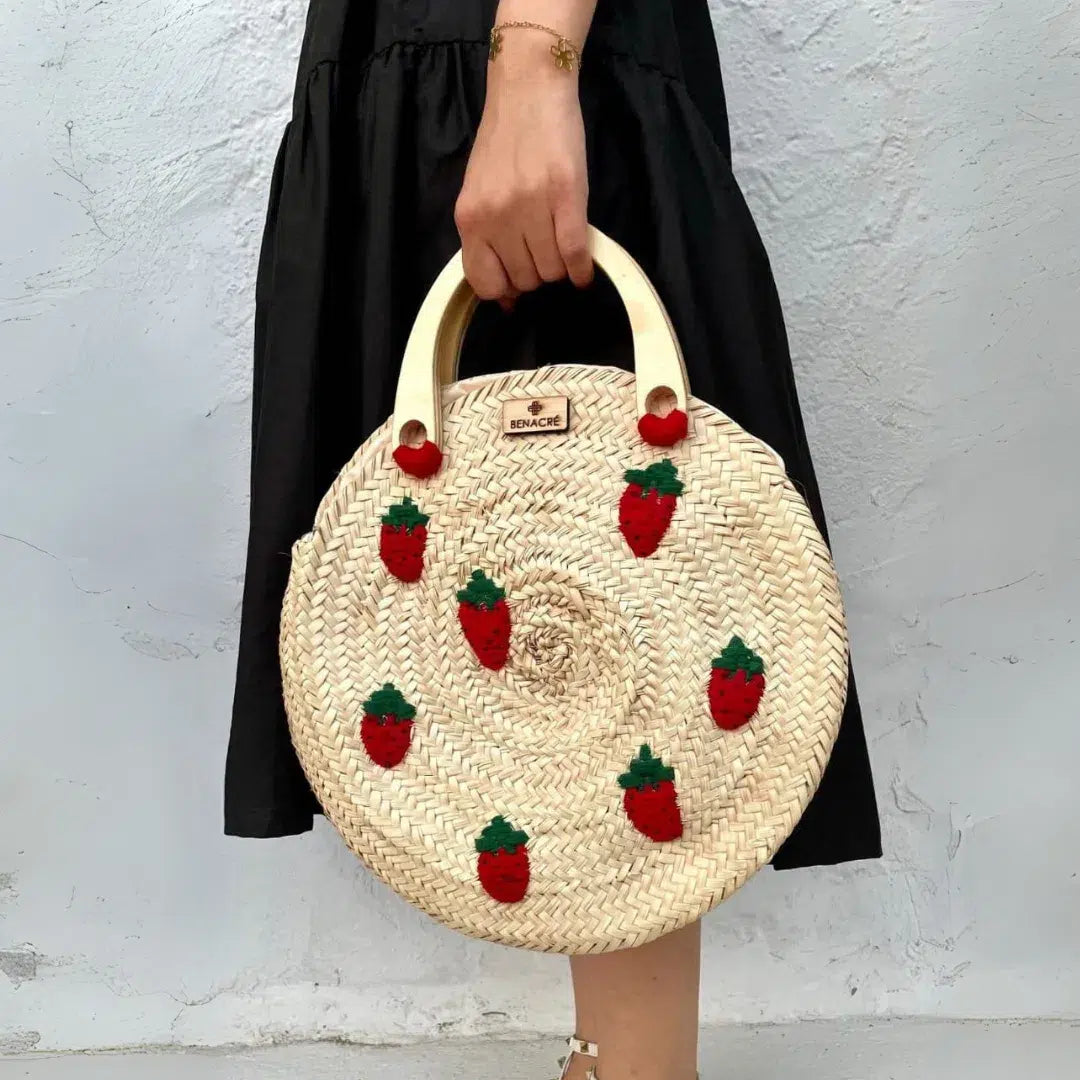 Couffin en paille avec anses en bois fermeture zippée et motif fraises tissées