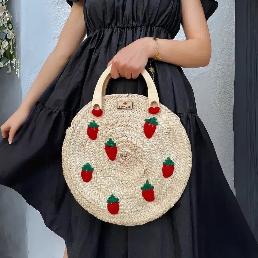 Couffin en paille avec anses en bois fermeture zippée et motif fraises tissées