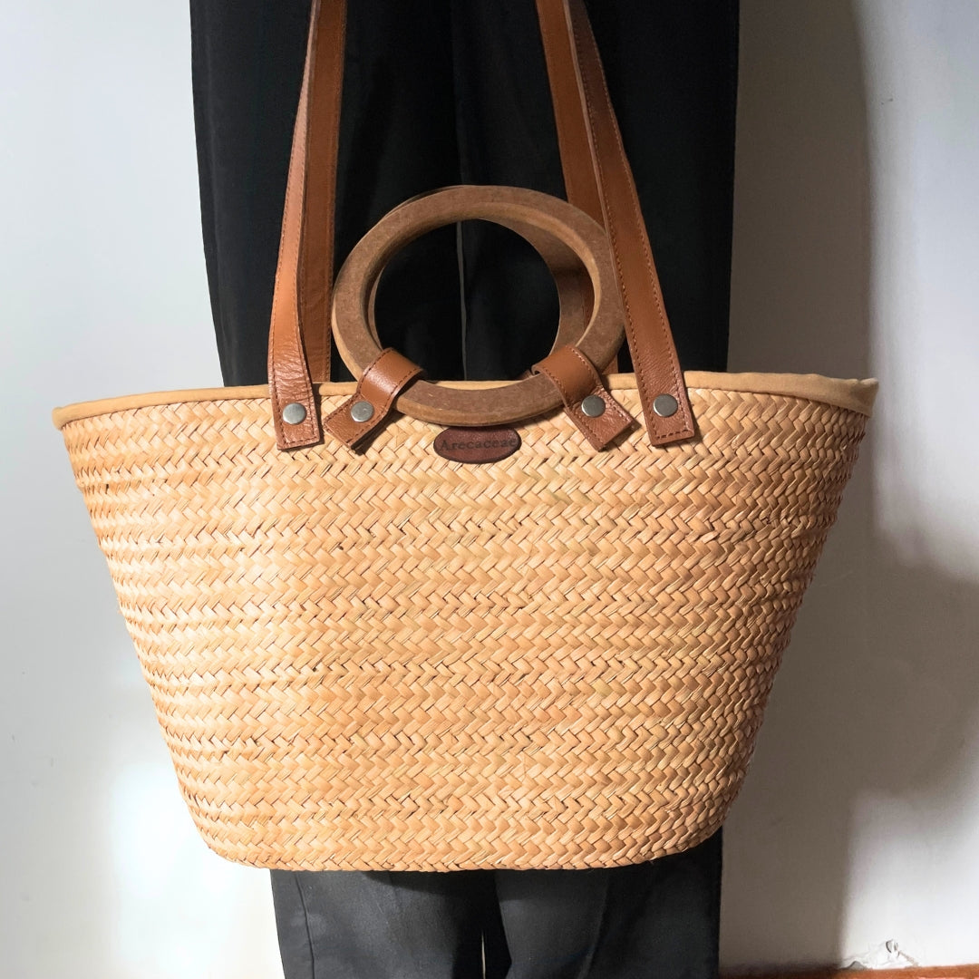 Couffin artisanal en palmier nain avec poignées rondes en bois et finitions cuir