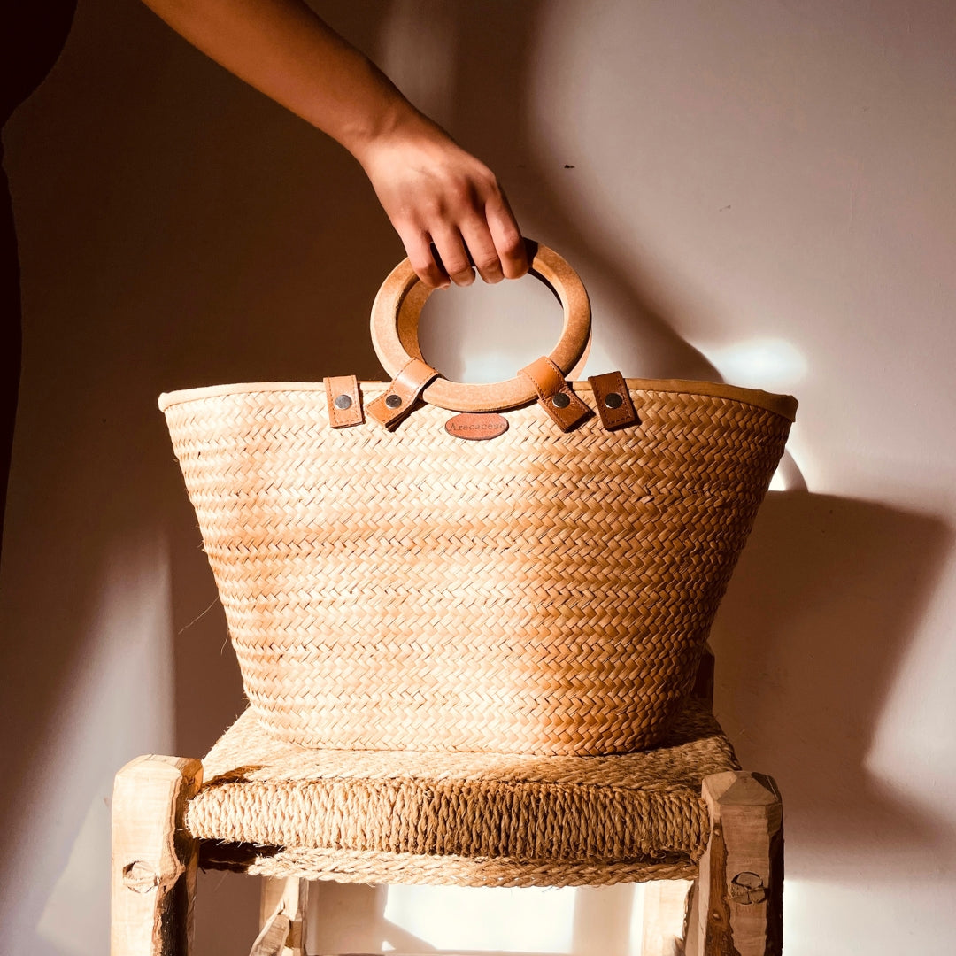 Couffin artisanal en palmier nain avec poignées rondes en bois et finitions cuir