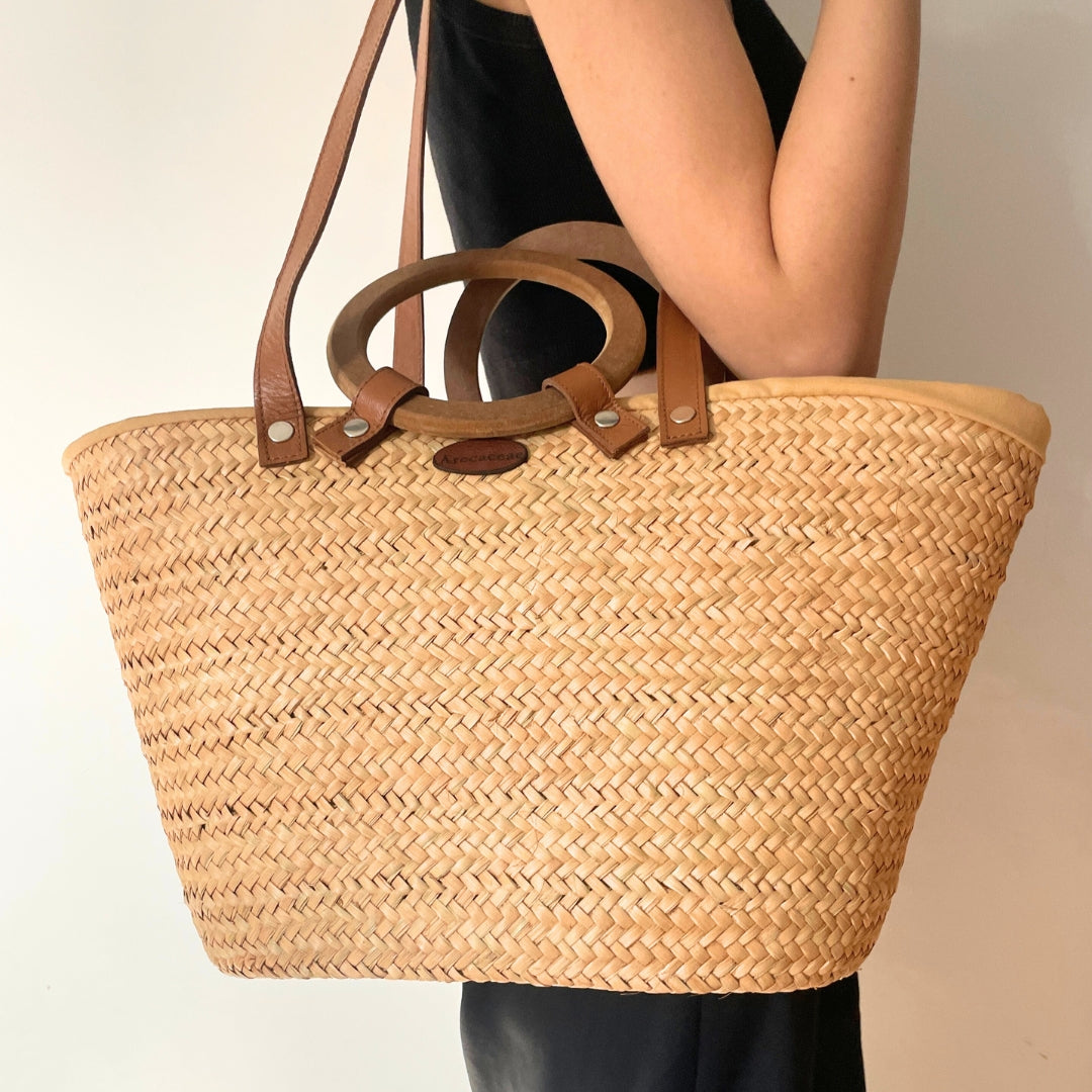 Couffin artisanal en palmier nain avec poignées rondes en bois et finitions cuir