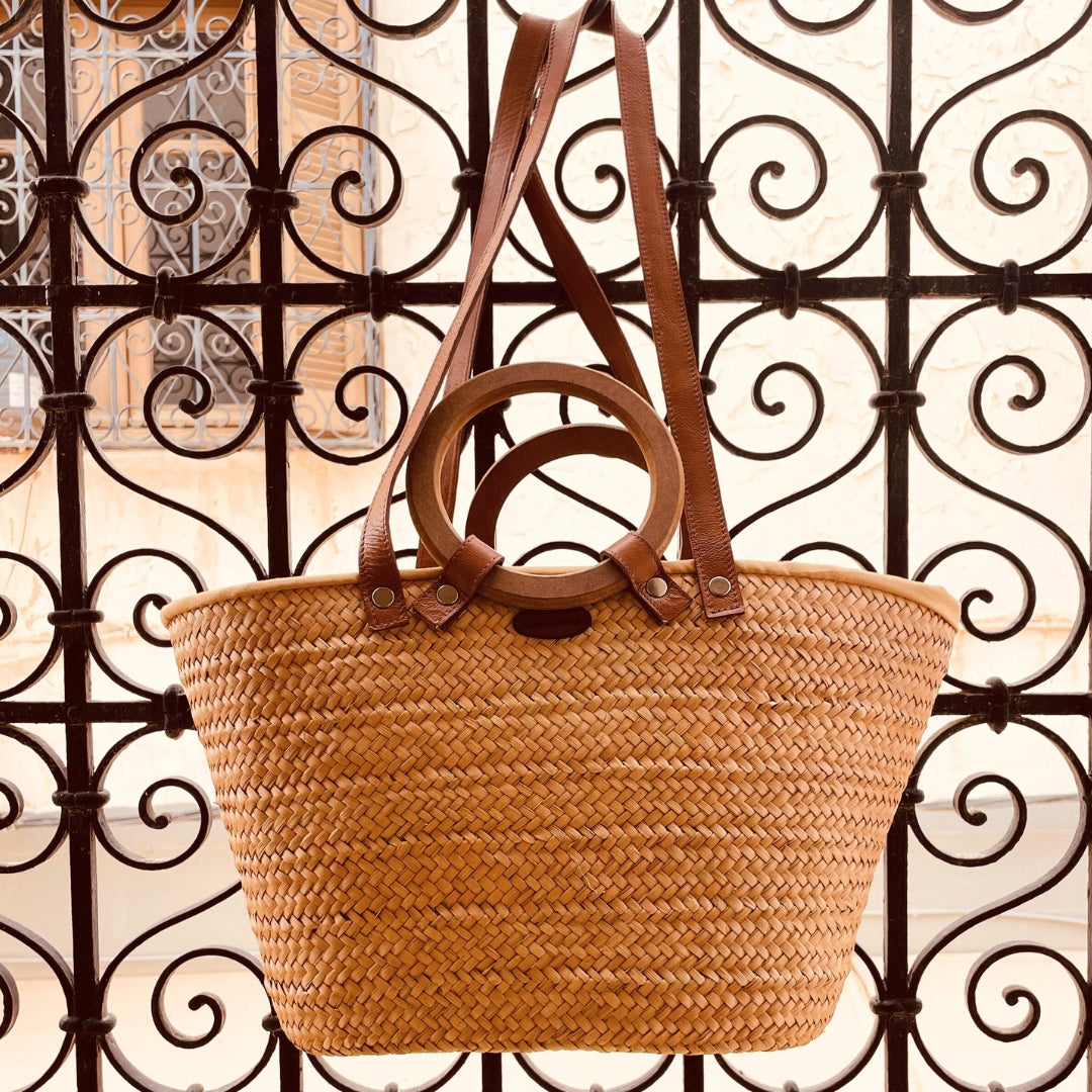 Couffin artisanal en palmier nain avec poignées rondes en bois et finitions cuir