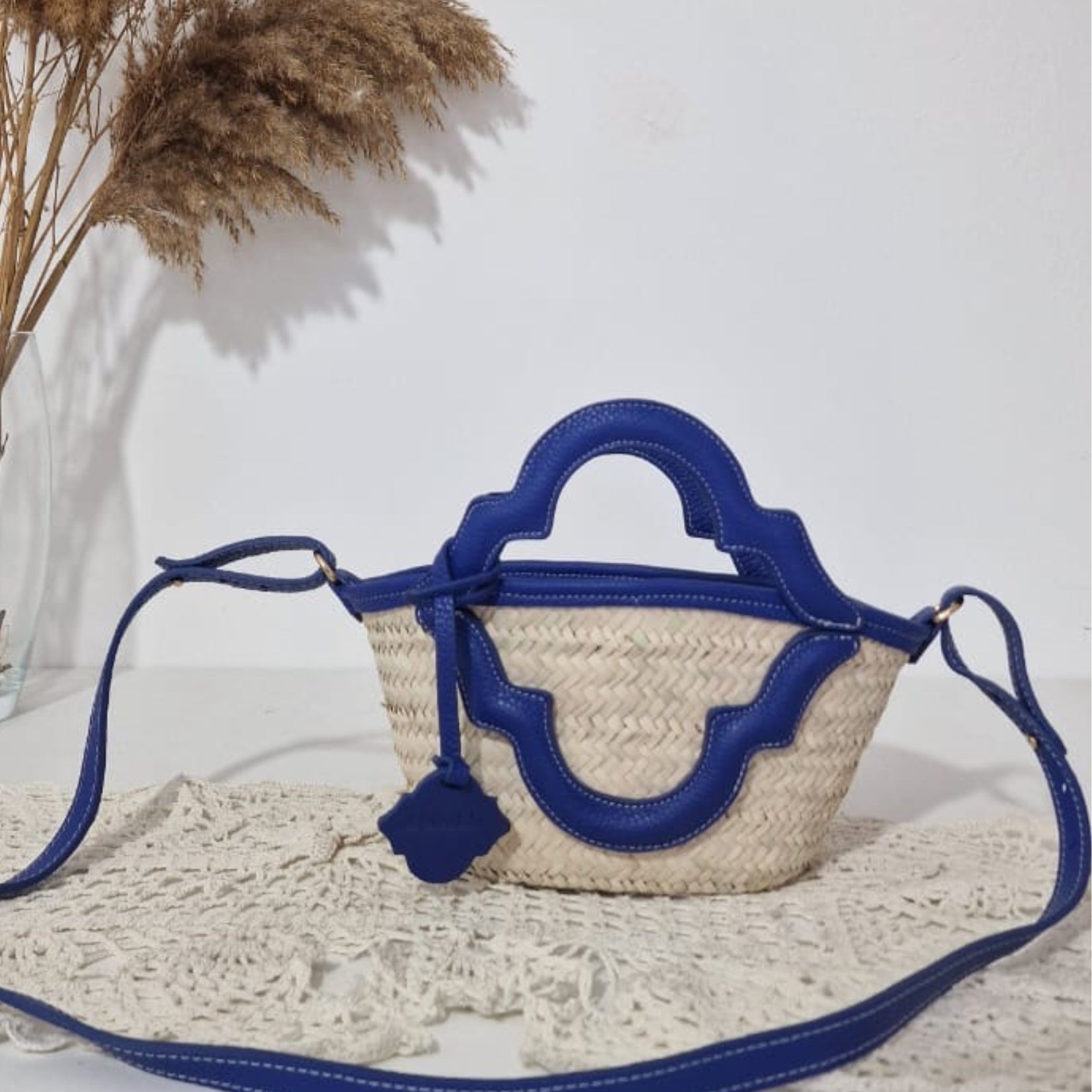 Couffin en palmier et véritable cuir bleu foncé