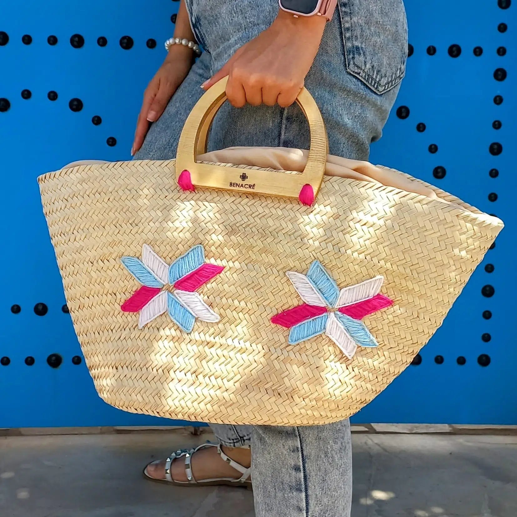 Couffin distingue par des motifs floraux colorés et des anses en bois doublure zippée