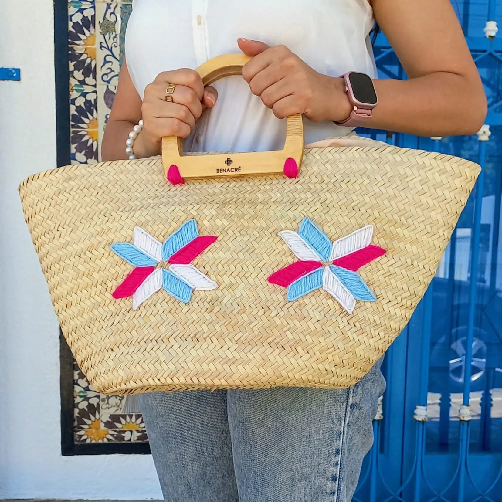 Couffin distingue par des motifs floraux colorés et des anses en bois doublure zippée