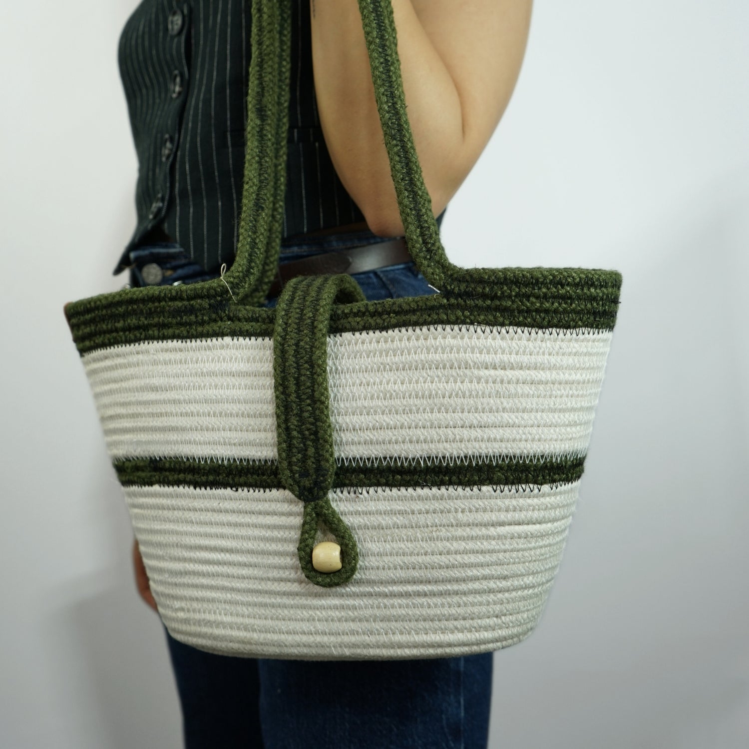 Couffin macramé blanc et vert olive, luxe et confort irrésistible