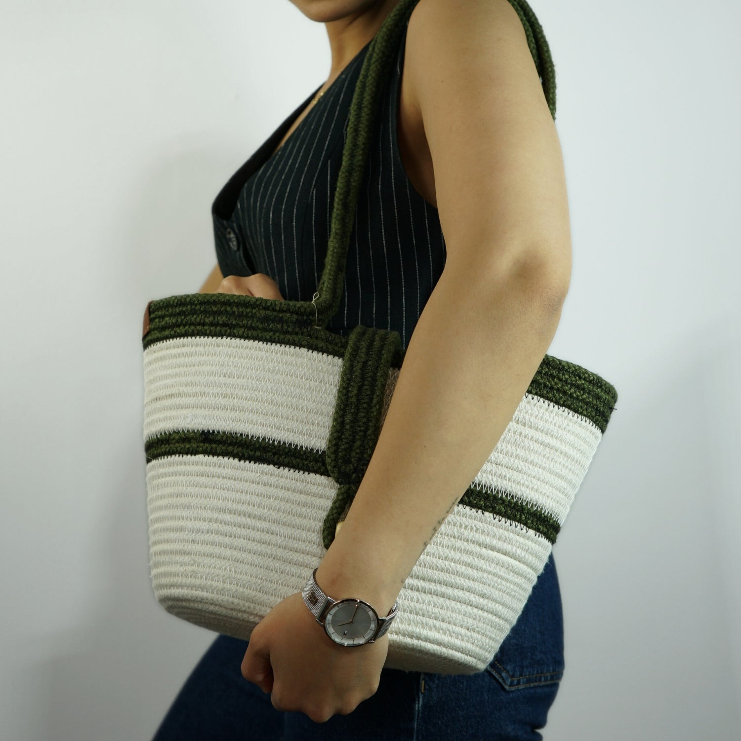 Couffin macramé blanc et vert olive, luxe et confort irrésistible