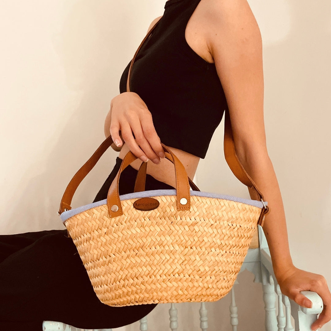 Couffin mini en palmier avec doublure bleue et anses cuir