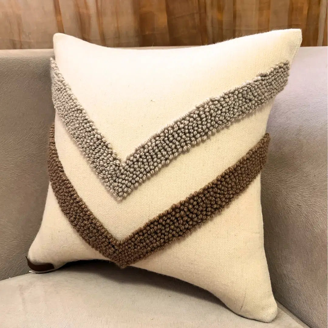 Coussin en laine douce avec des motifs brodés