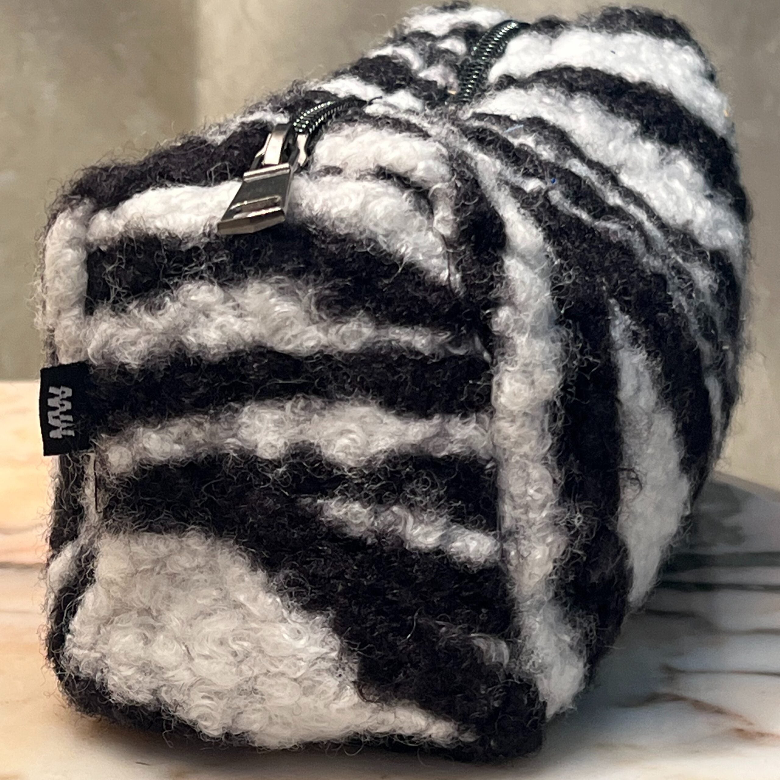 Trousse de maquillage zébrée noir & blanc en tissu pelucheux