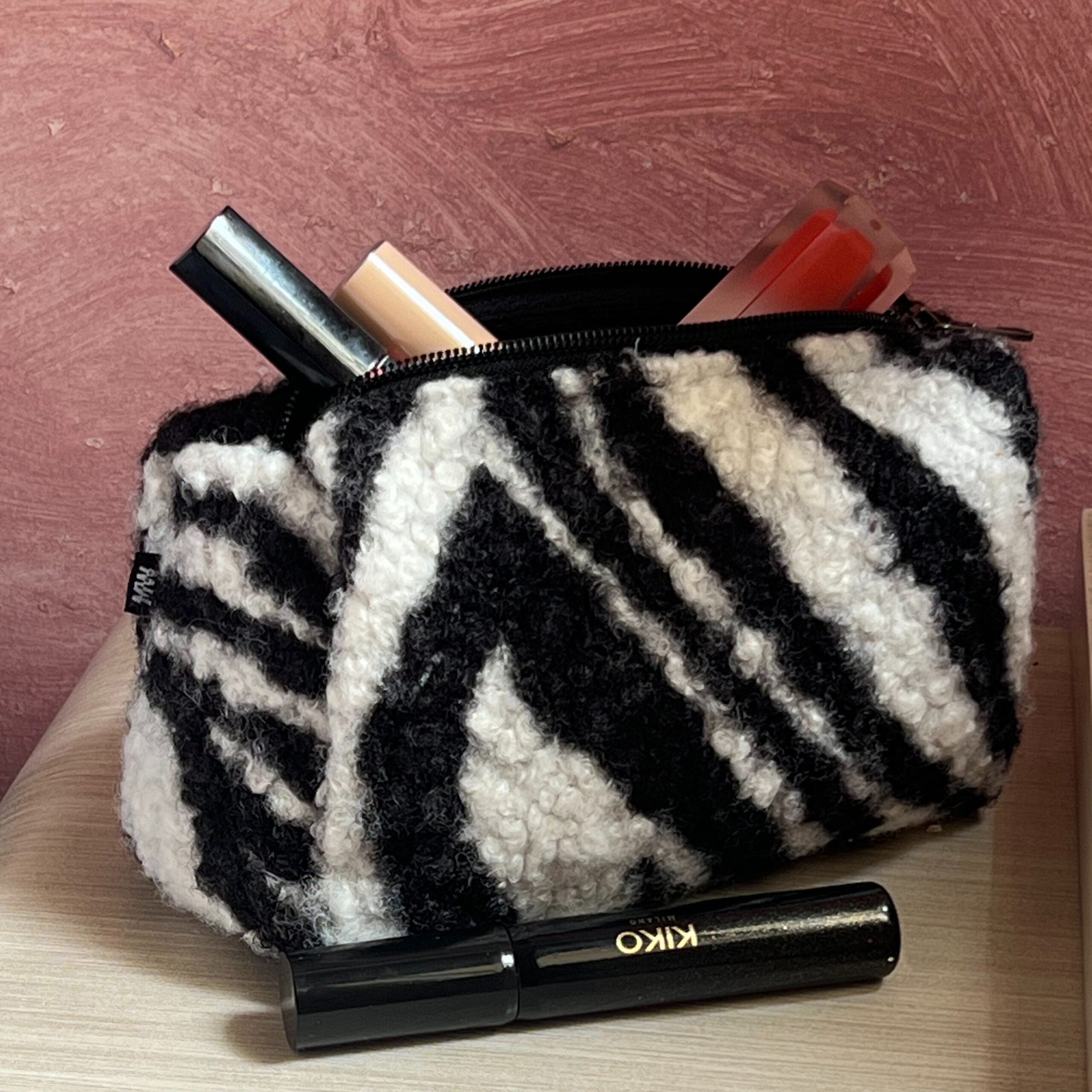 Trousse de maquillage zébrée noir & blanc en tissu pelucheux