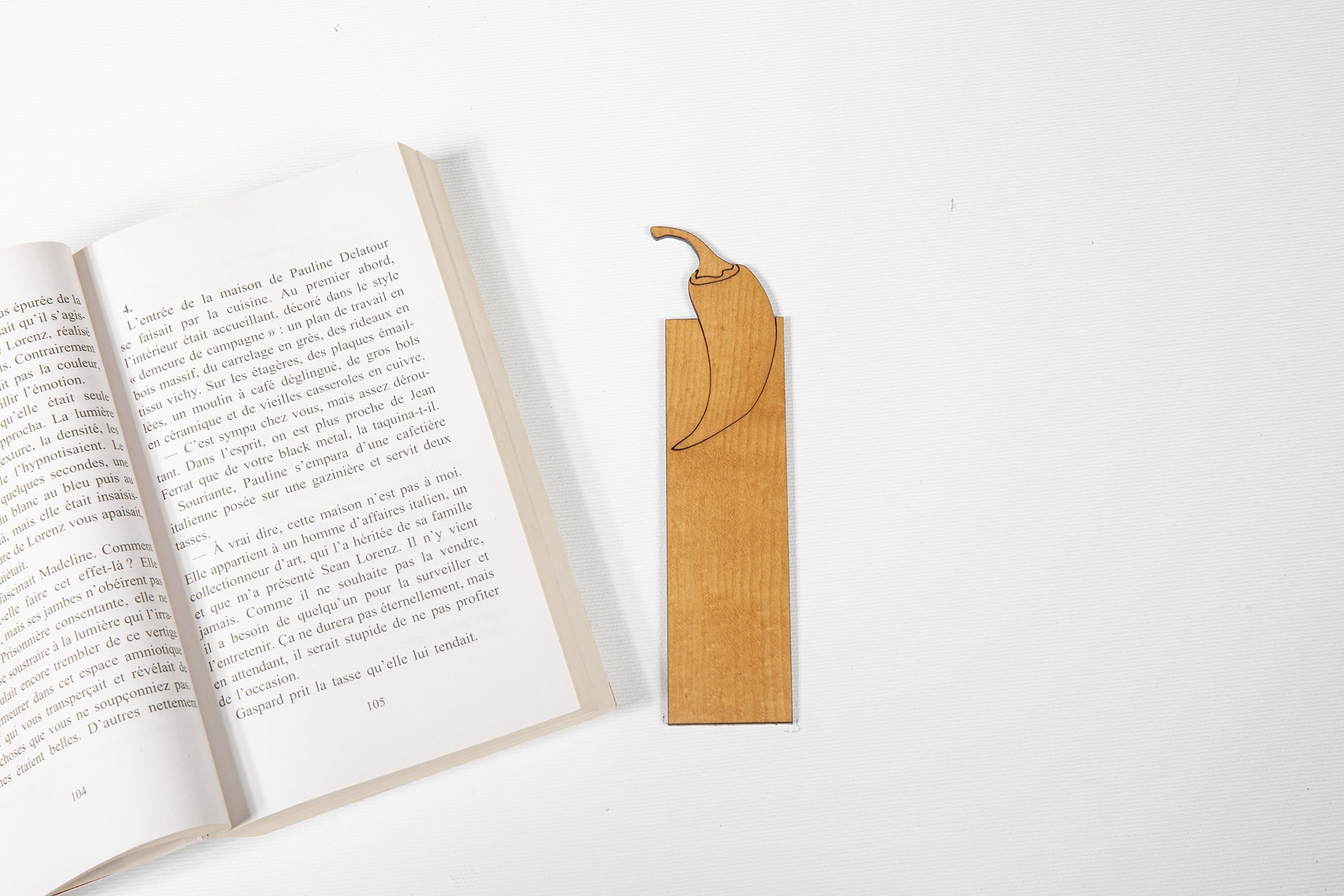 Marque-Page en Bois Gravé : Piment, Symbole Emblématique de la Tunisie