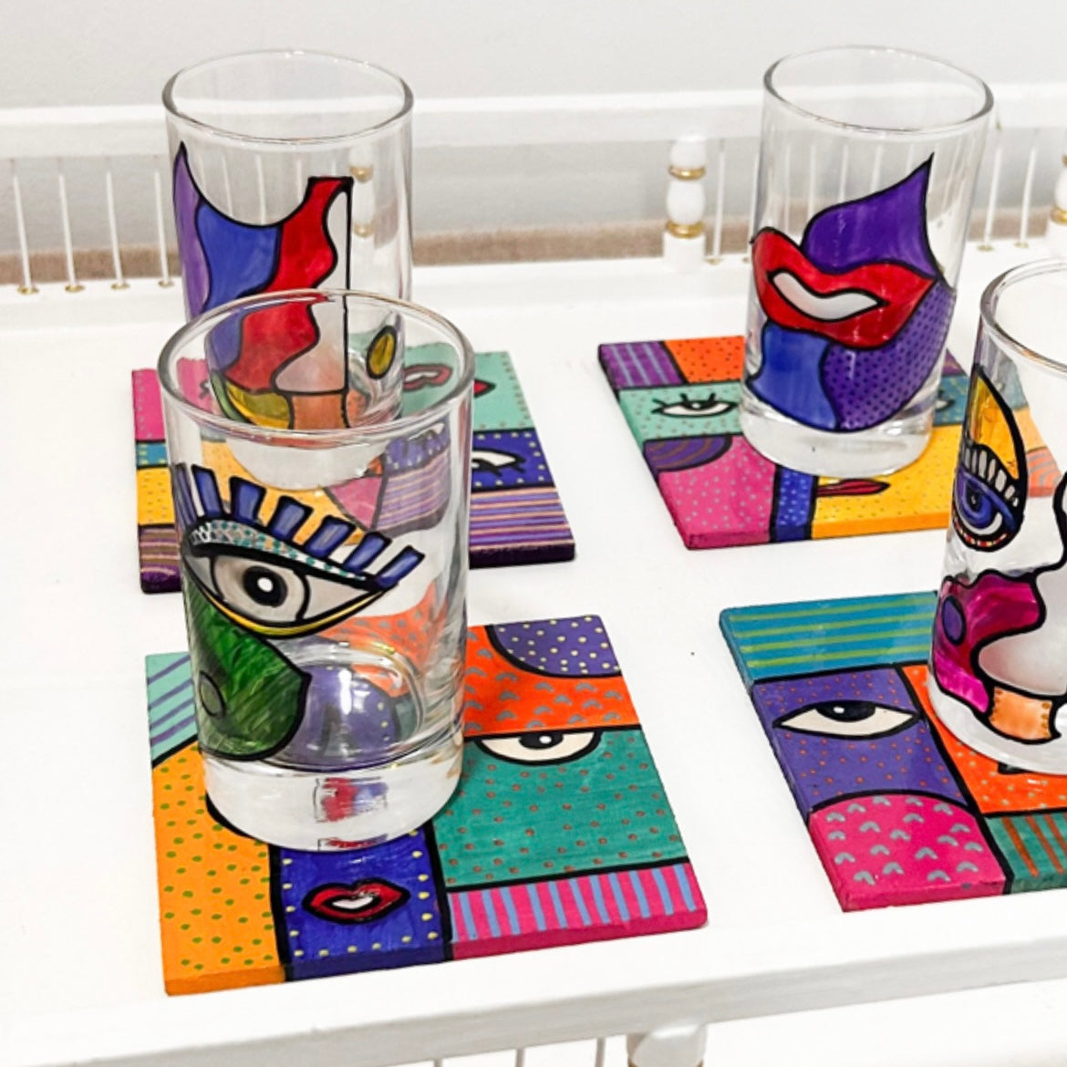 Set de 6 Verres et 6 Dessous de Verre Colorés - Visages Cubistes Modernes