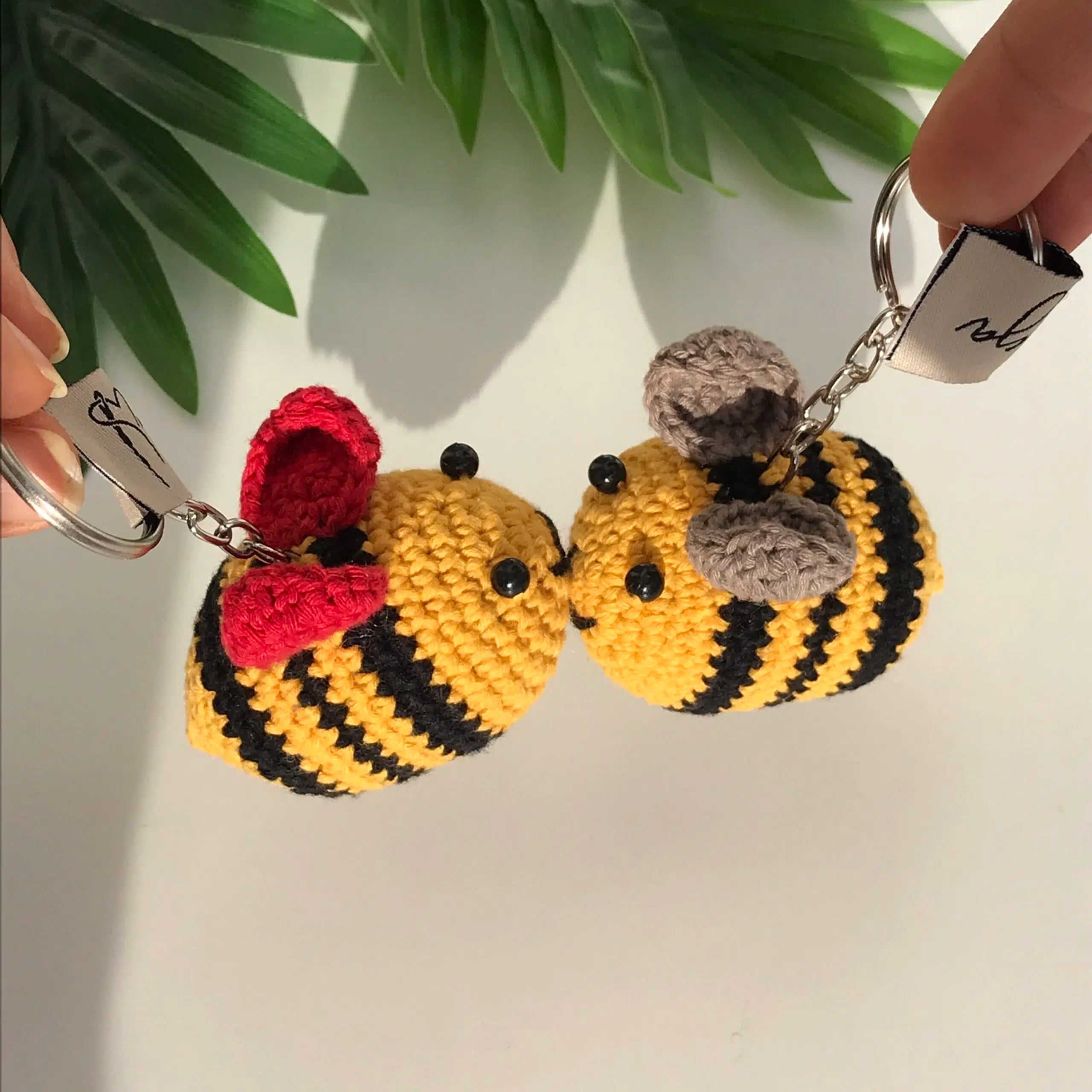 Porte-clés abeille en crochet avec des petits oreilles 3D