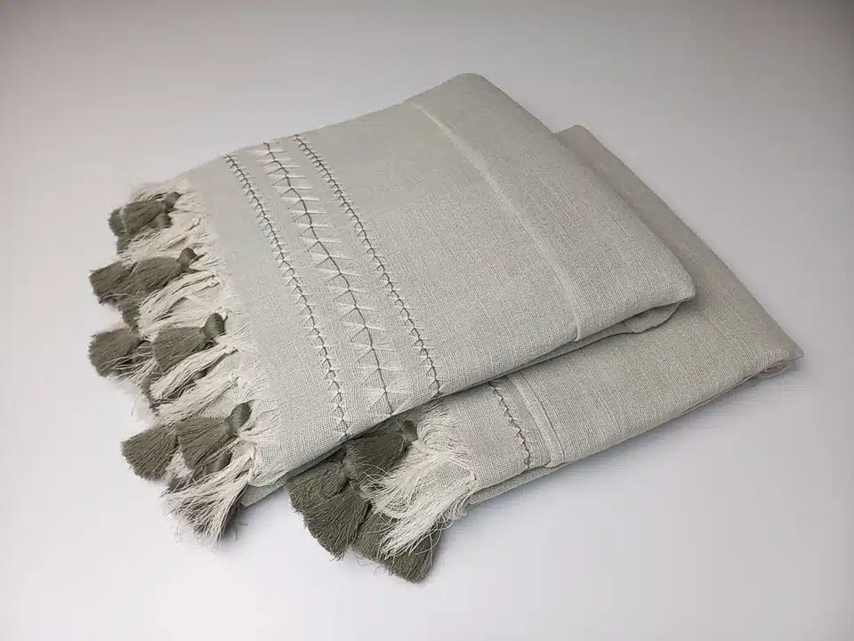 Paire de rideaux Hayek en lin, tissé main, brodé main, avec pompon