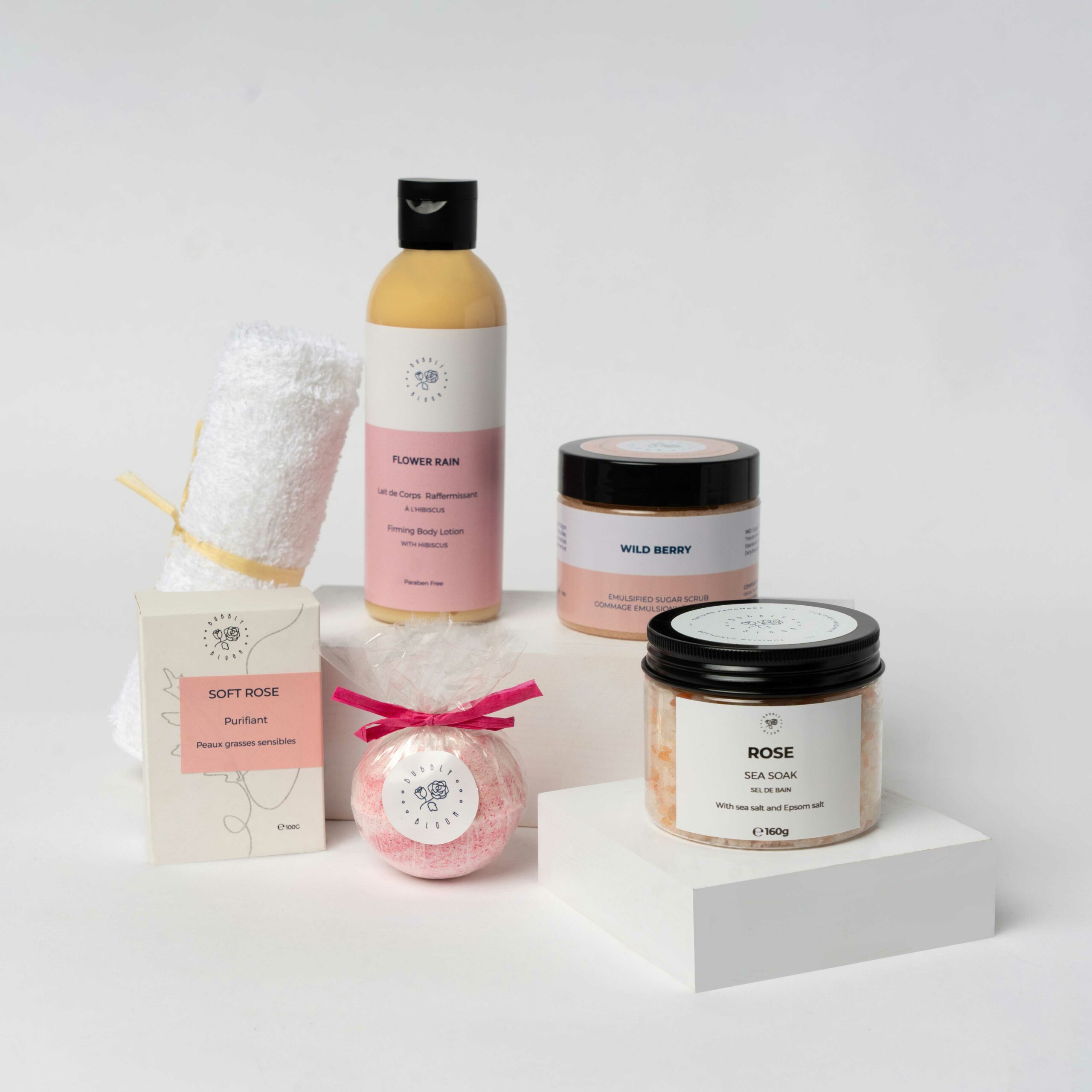 Pack soin corporel Pink: lait de corps florale+ gommage corporel fruits rouges+ sel de bain fragrance de Rose+ savon à l'argile + bombe de bain + serviette en coton 15*15cm