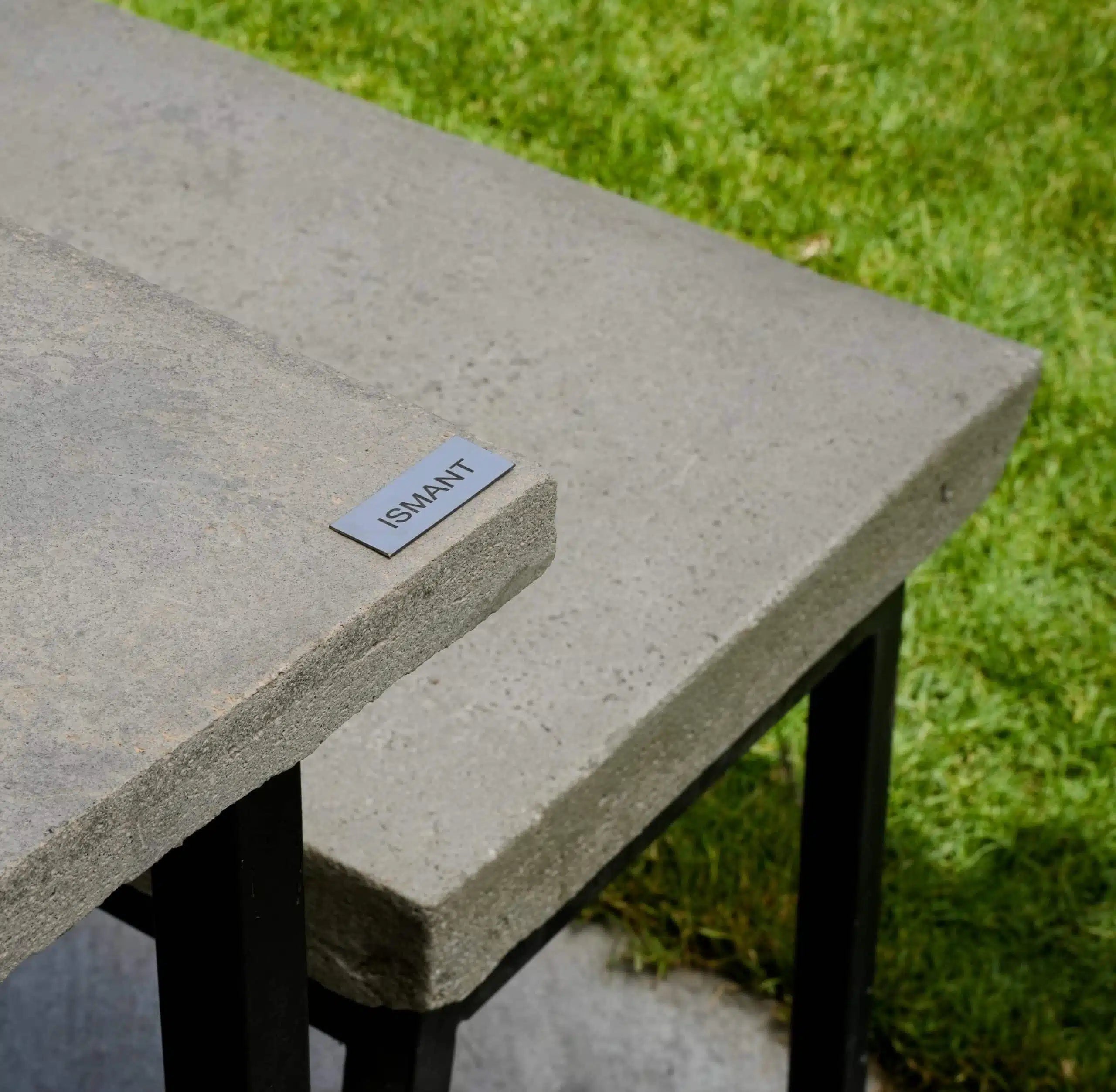 Table et banquettes Héphaïstos en béton fibré et acier noir (160 × 80 cm)