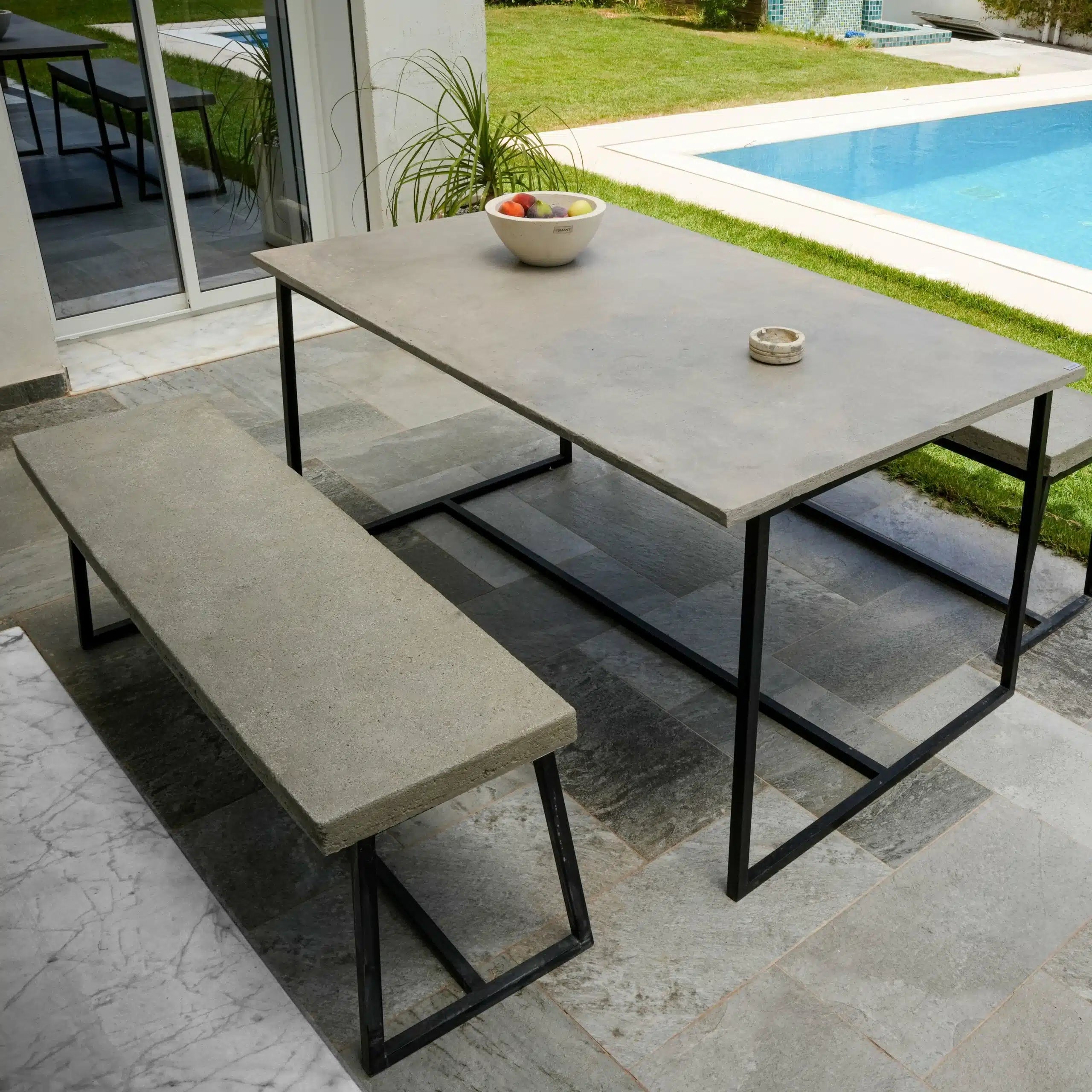 Table et banquettes Héphaïstos en béton fibré et acier noir (160 × 80 cm)