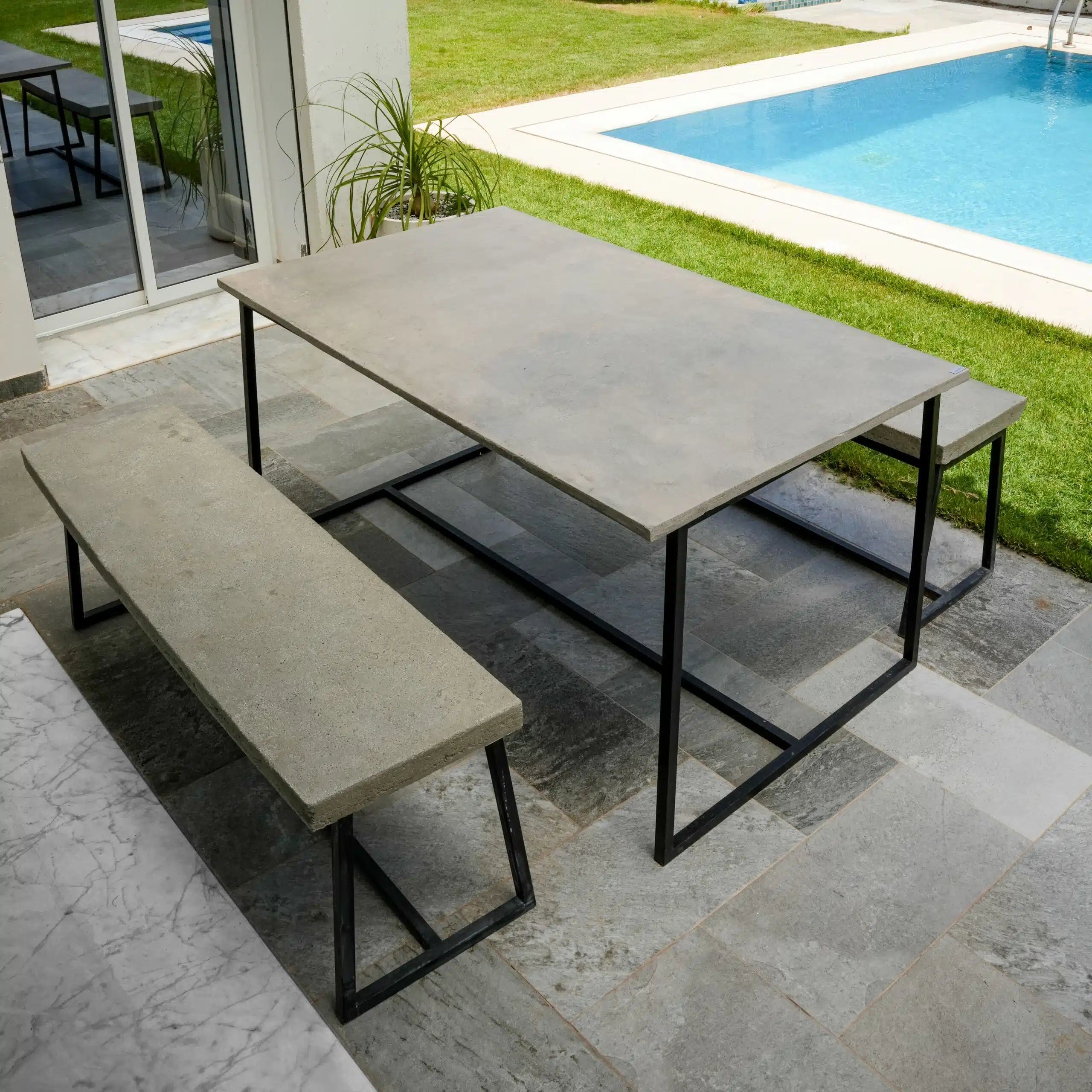 Table et banquettes Héphaïstos en béton fibré et acier noir (160 × 80 cm)