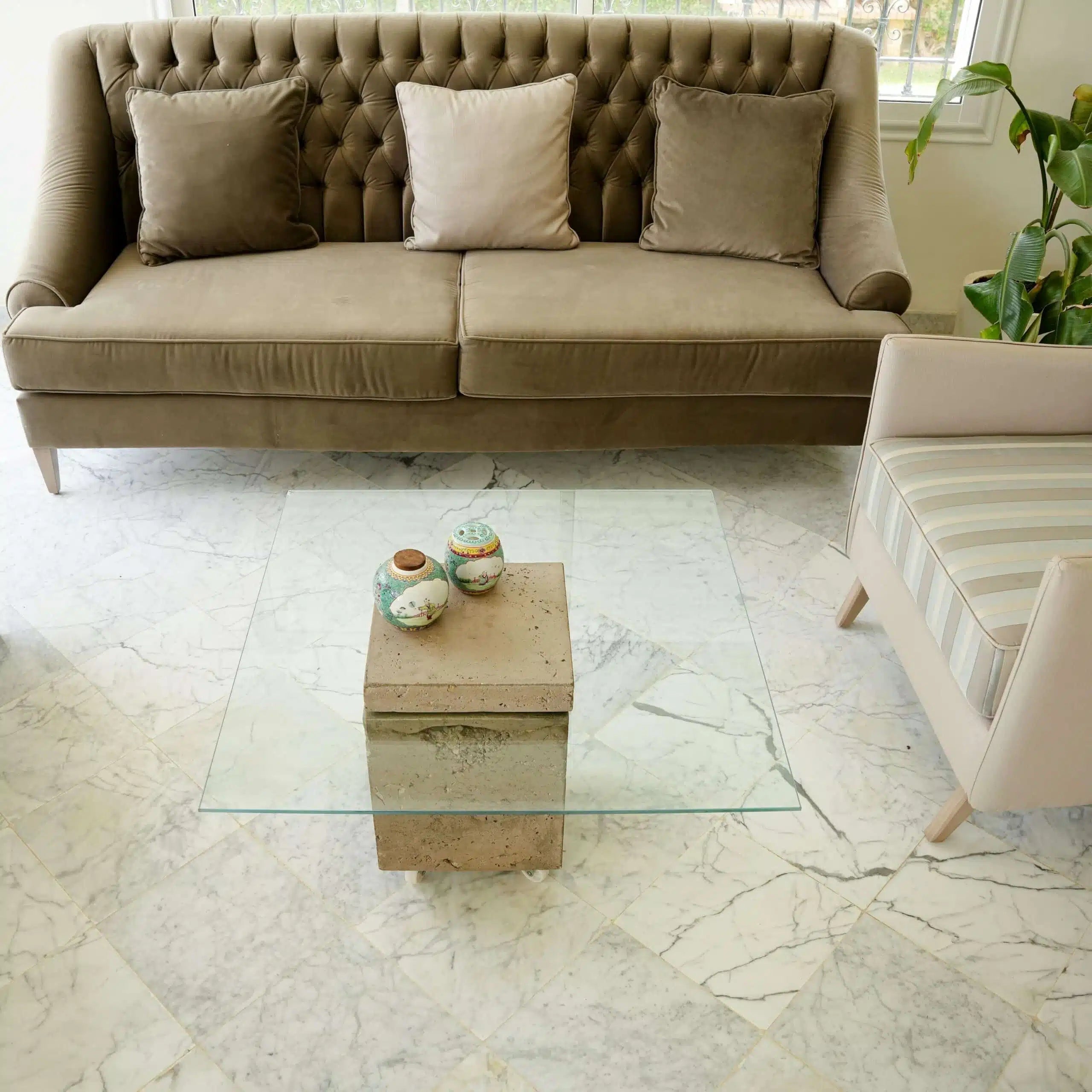 Table flottante avec blocs en béton et plateau en verre suspendu