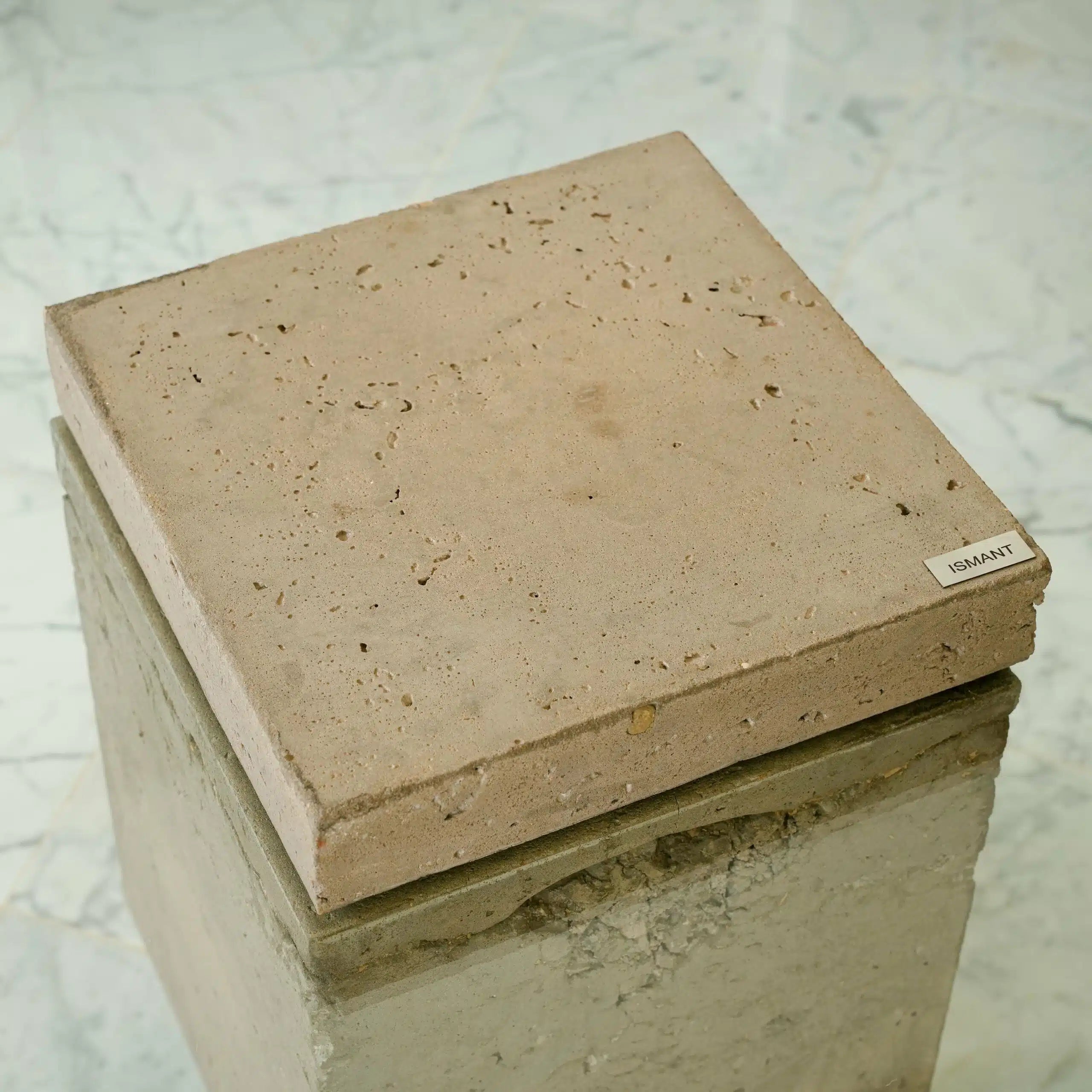 Table flottante avec blocs en béton et plateau en verre suspendu