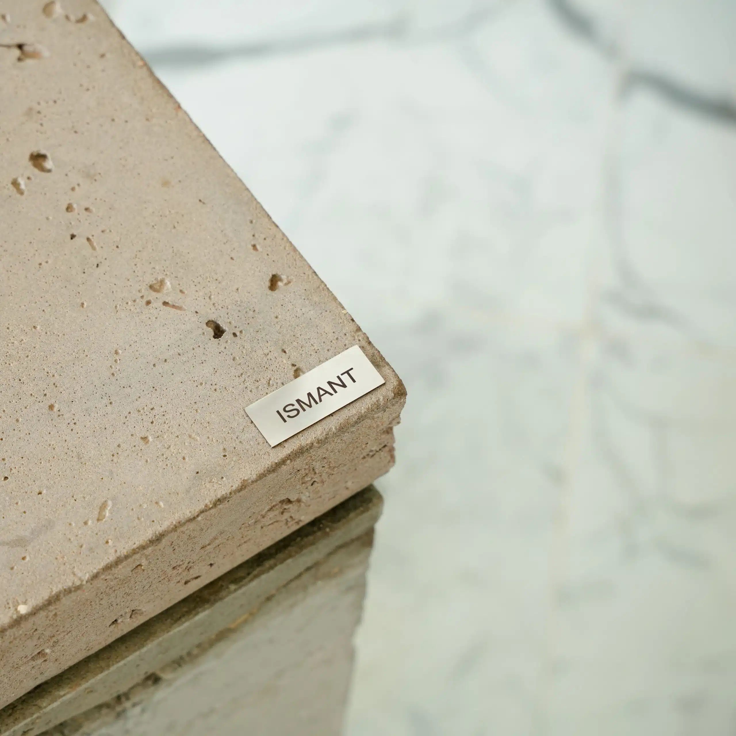 Table flottante avec blocs en béton et plateau en verre suspendu