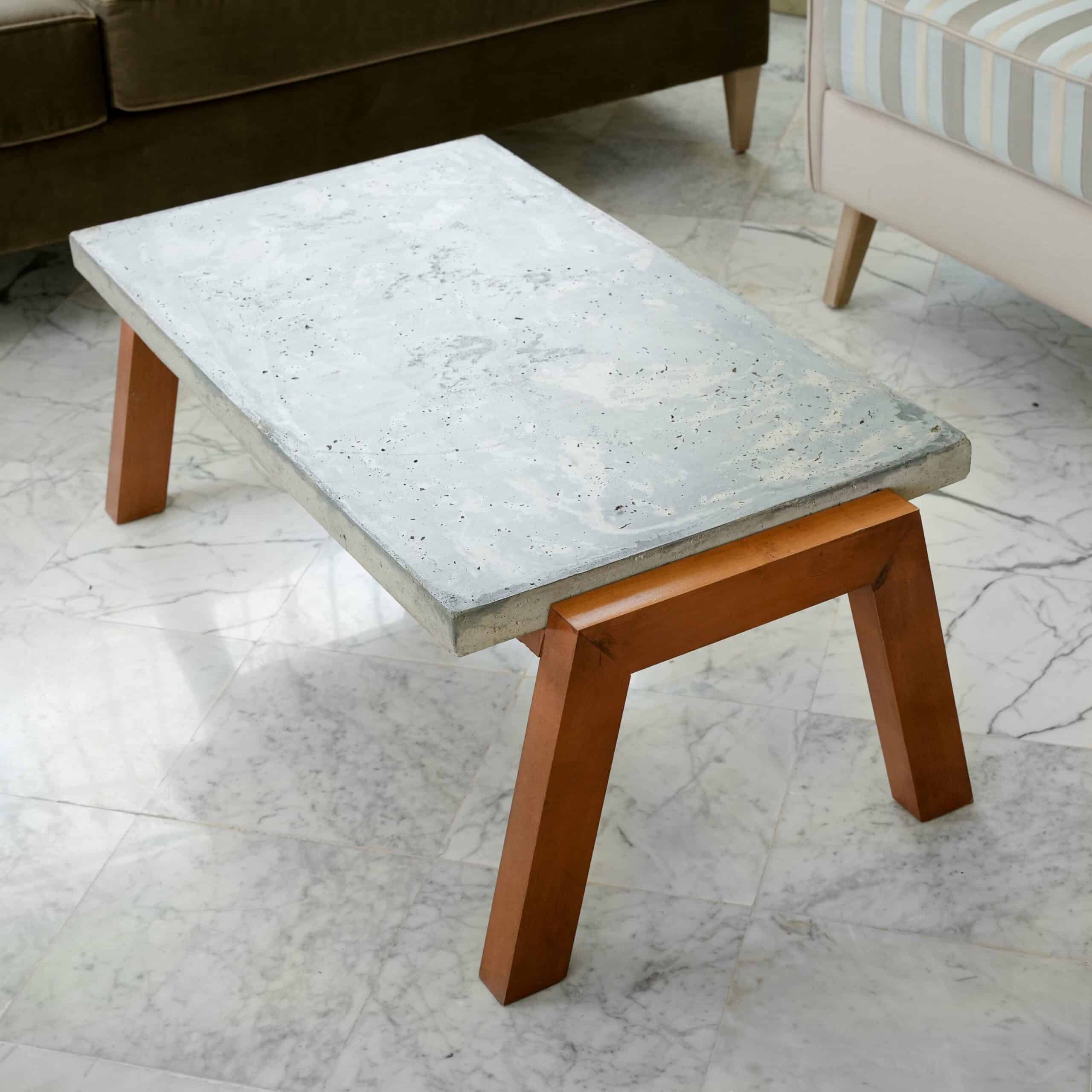 Table Epidote en béton fibré et bois massif (90 × 50 cm)