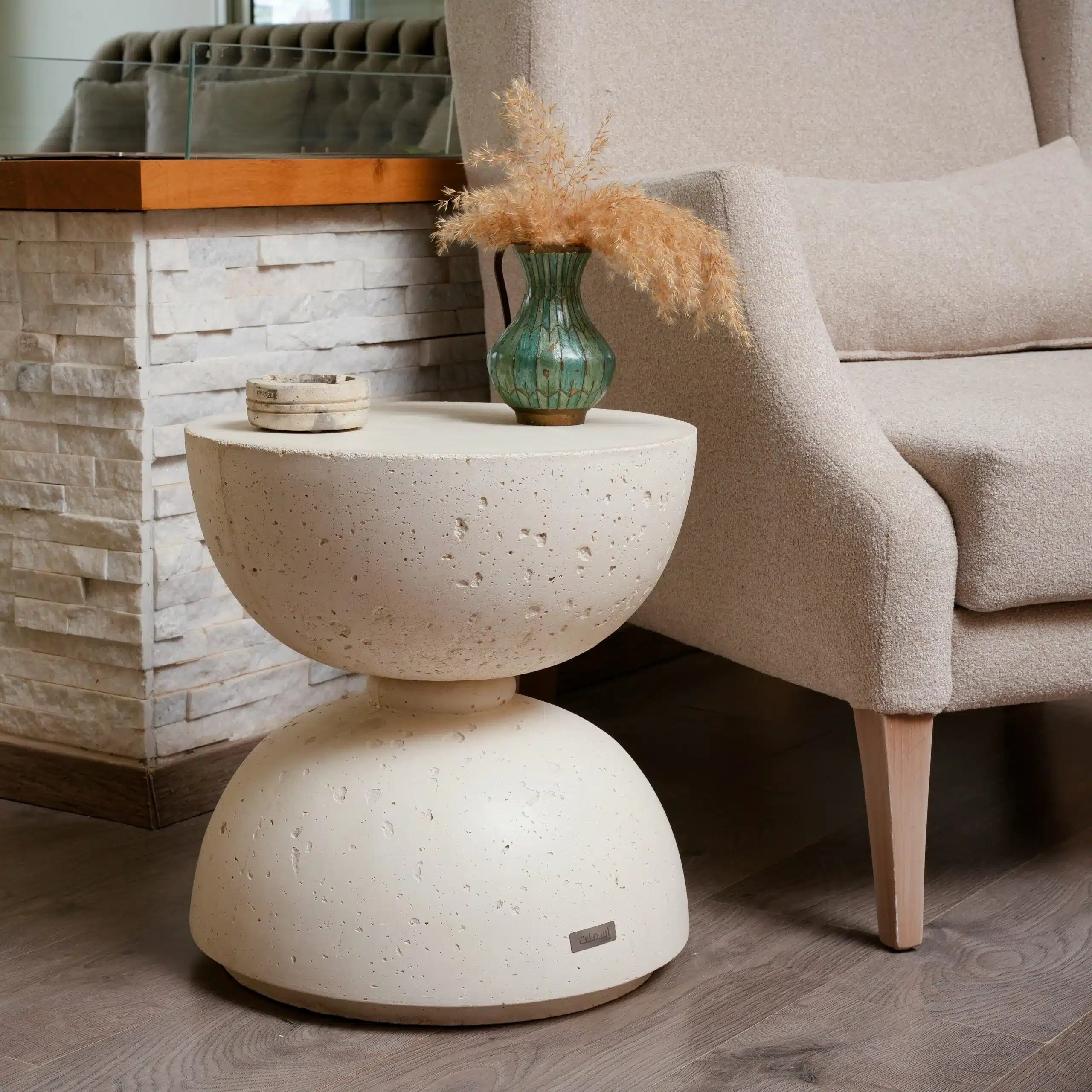 Table d'appoint Grenat en béton avec deux mi-sphères (40 × 45 cm)