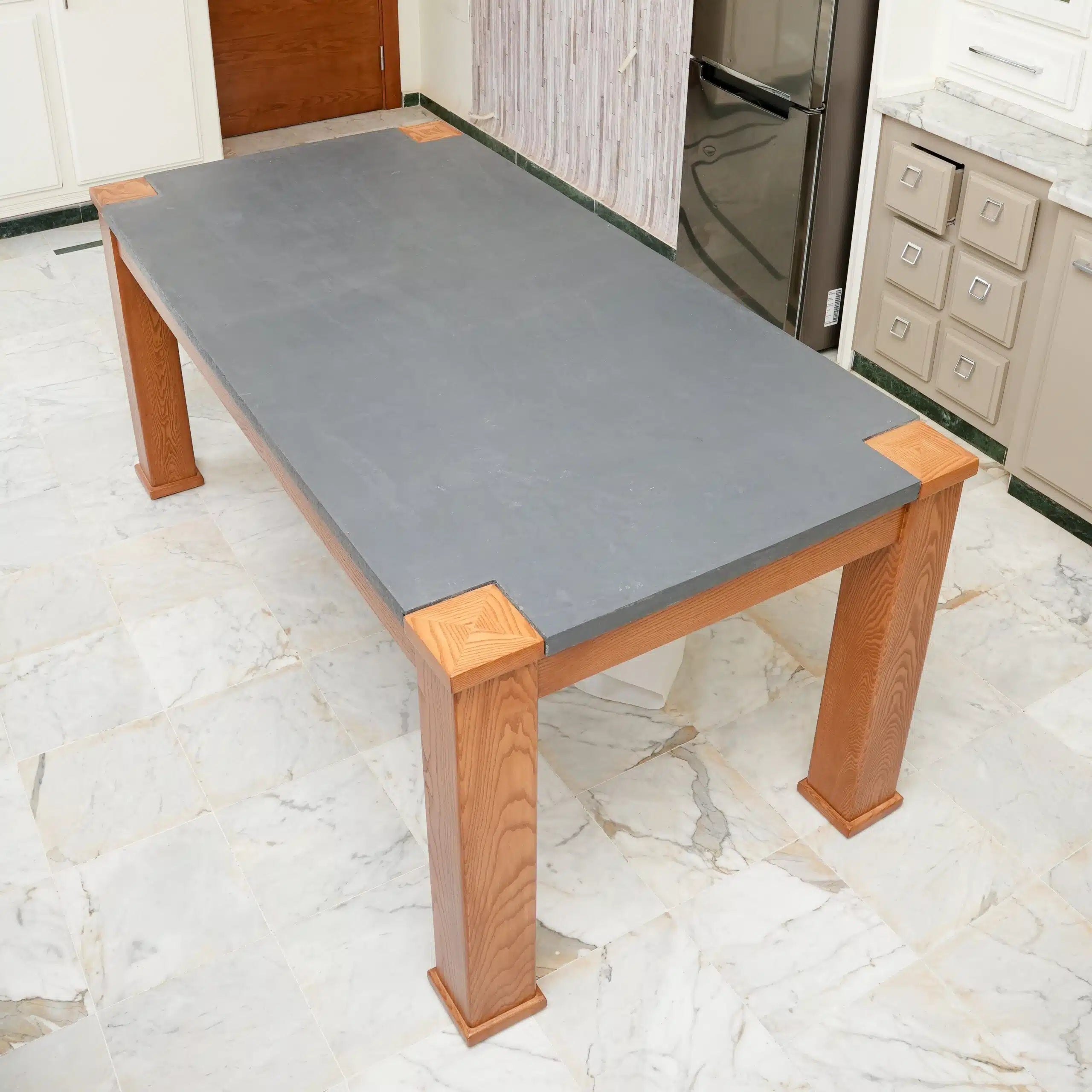 Table Daphné en béton ciré et bois de frêne (180 × 90 × 80 cm)