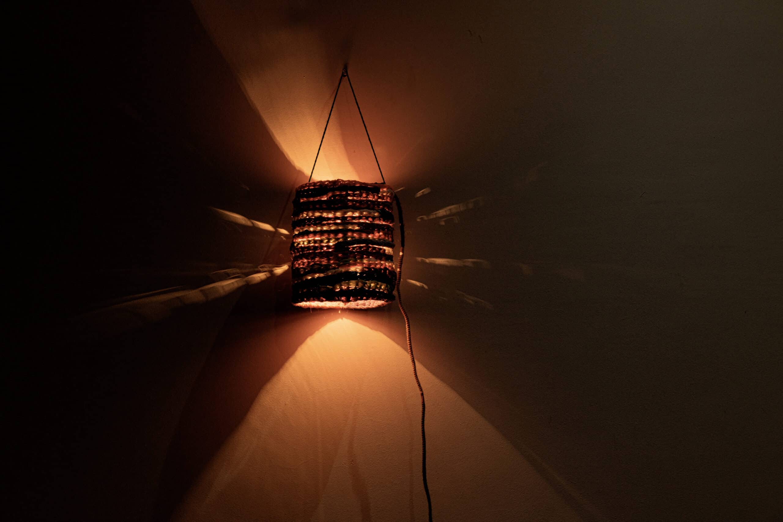 Lampadaire Artisanat Durable en Tissu - Décoration Unique et Éco-conçue