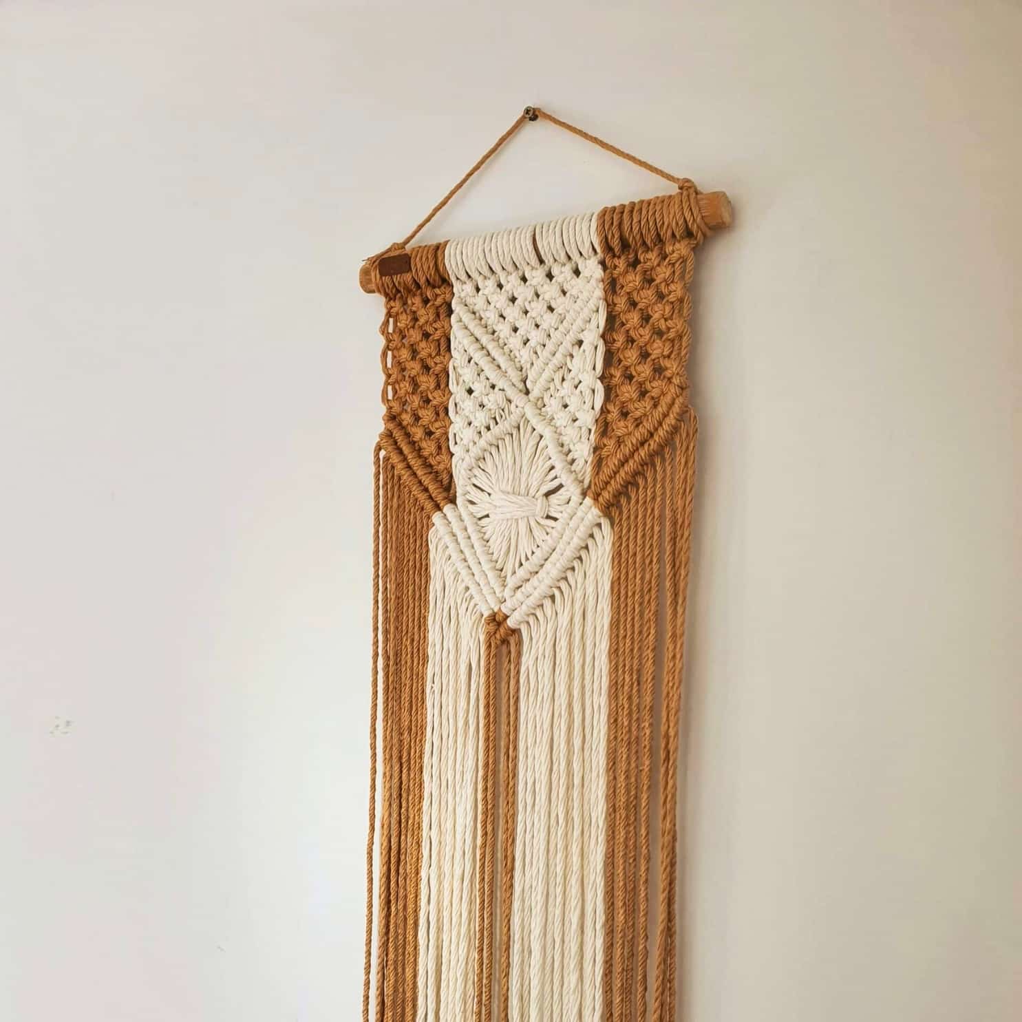 Décoration suspendue bohème en macramé et bois