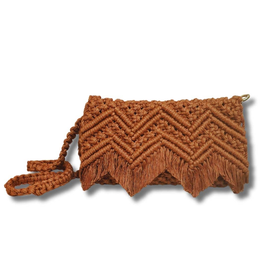 Sac bandoulière en macramé rouille avec bandoulière en skai chic et fermoir magnétique (20 × 25 cm)
