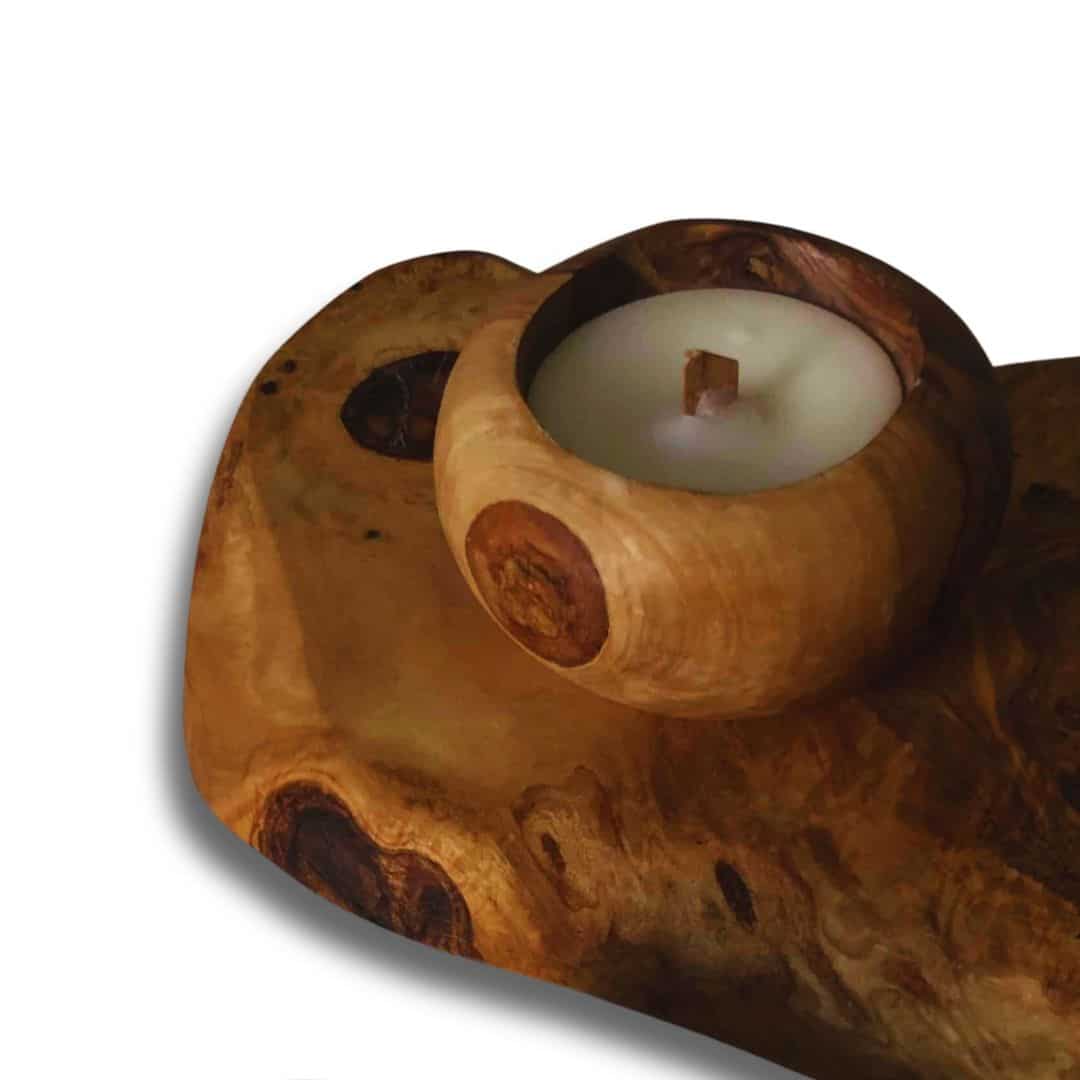 Ensemble de trois bougeoirs et un support en bois d'olivier avec bougies parfumées – (27x15x8 cm)