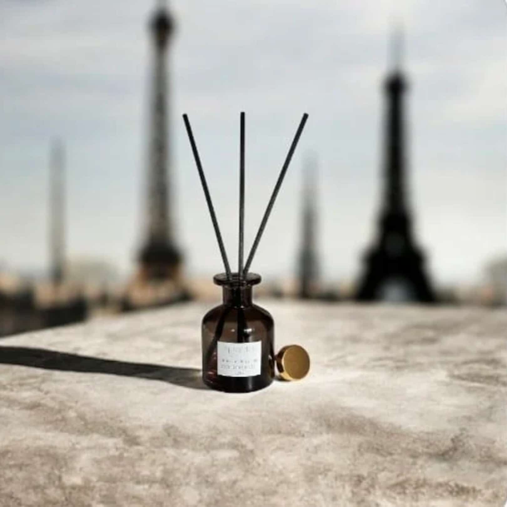 معطر جو للغرف مع أعواد متوفرة بثلاث روائح مختلفة (العود، القطن، الياسمين)