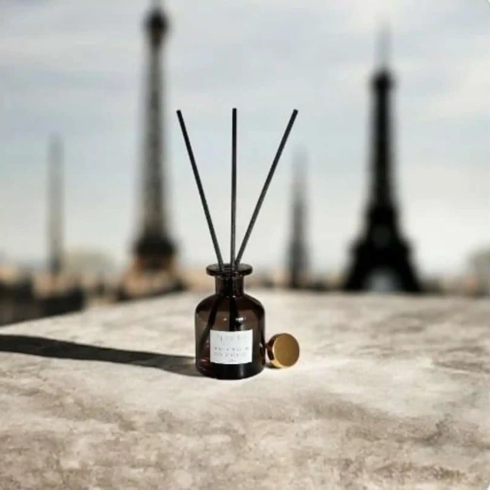 Diffuseur d’ambiance à tiges disponible en 3 senteurs différentes (Oud, Coton, Jasmin)