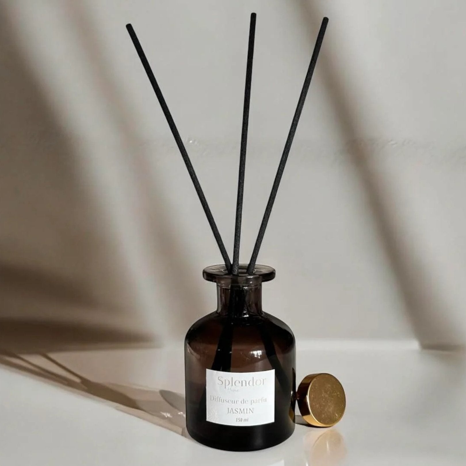 معطر جو للغرف مع أعواد متوفرة بثلاث روائح مختلفة (العود، القطن، الياسمين)