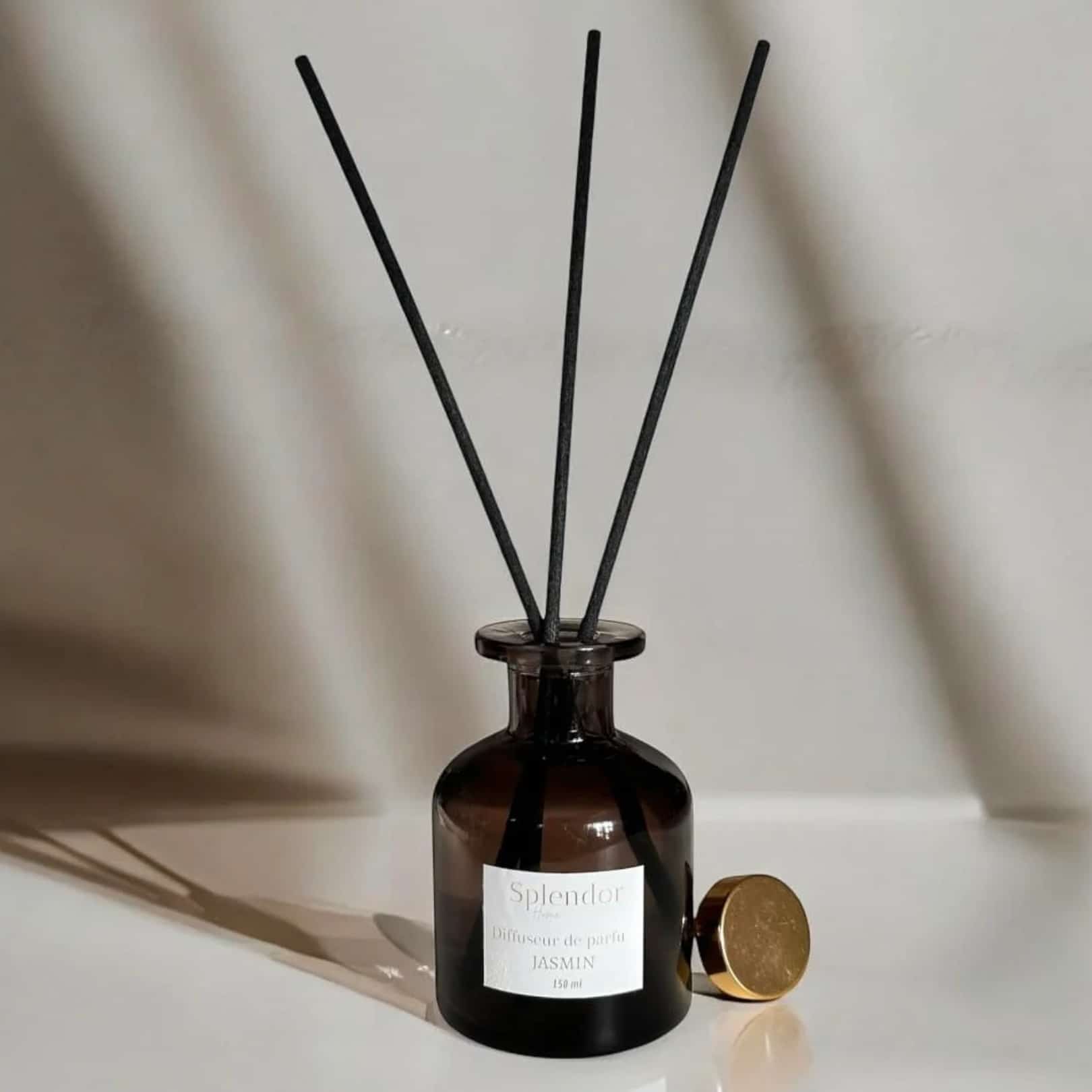 Diffuseur d’ambiance à tiges disponible en 3 senteurs différentes (Oud, Coton, Jasmin)
