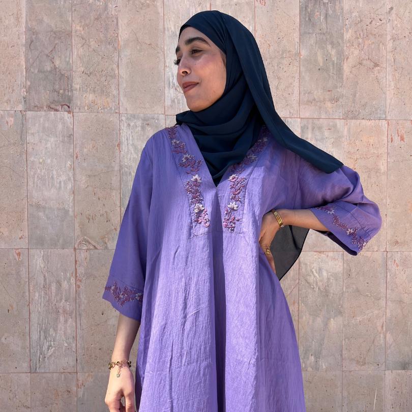 جبّة طويلة مطرزة يدويًا بزخارف نباتية