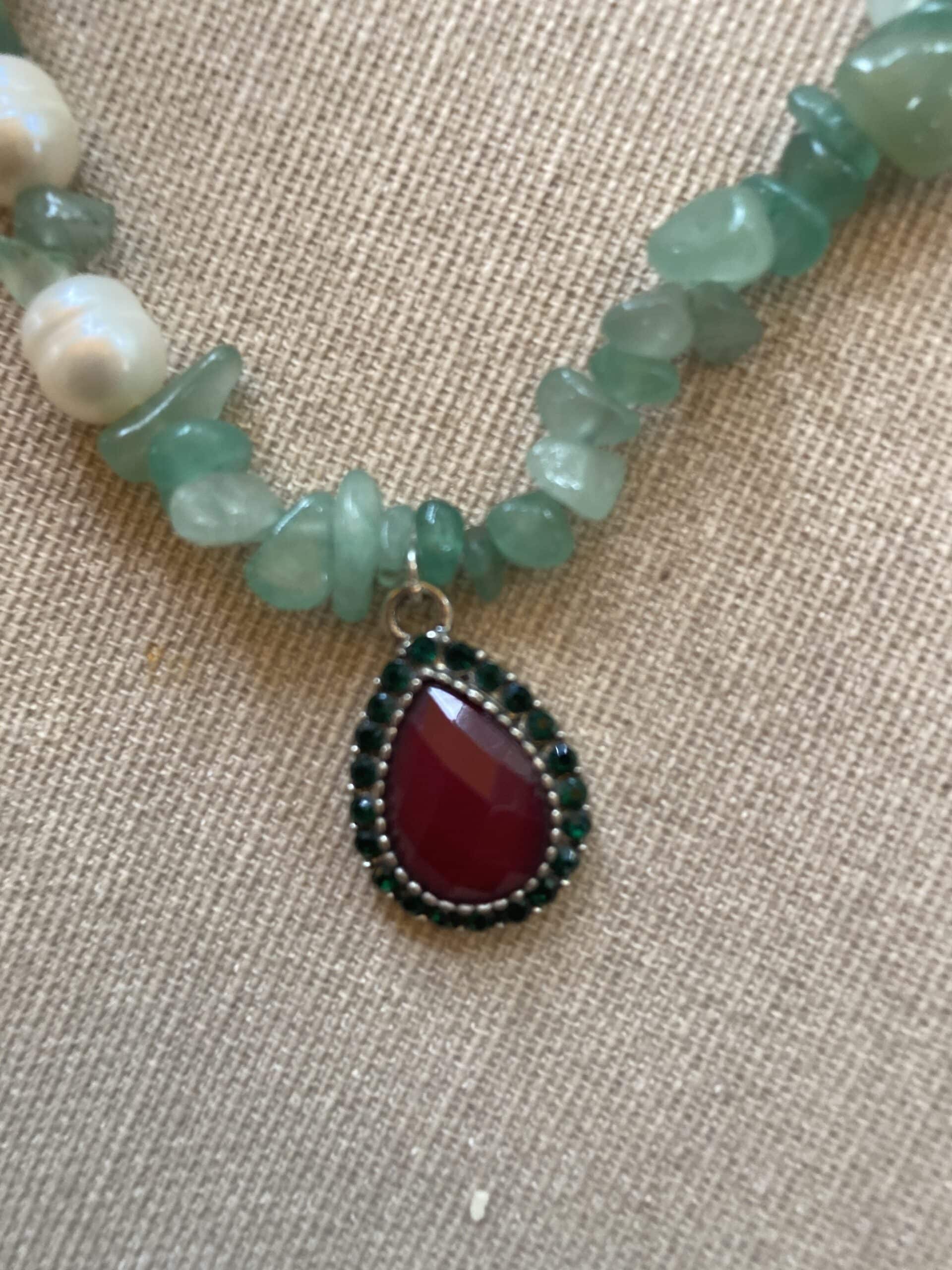Collier en pierres naturelles et perles de culture avec un pendentif rouge, pièce unique faite à la main