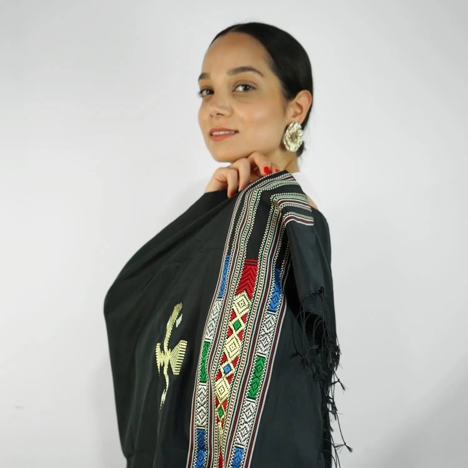 Écharpe noire en soie : élégance artisanale à votre portée