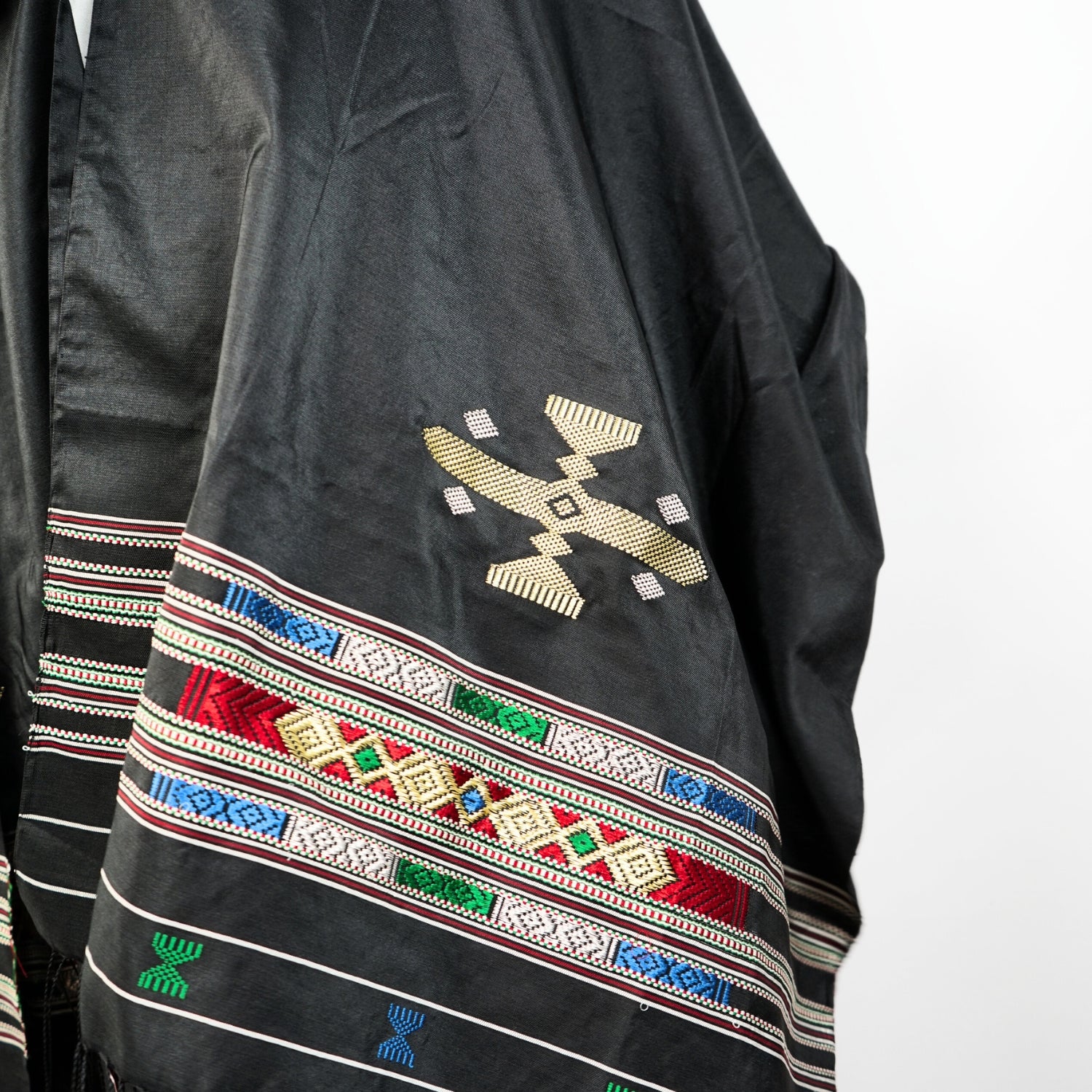 Écharpe noire en soie : élégance artisanale à votre portée