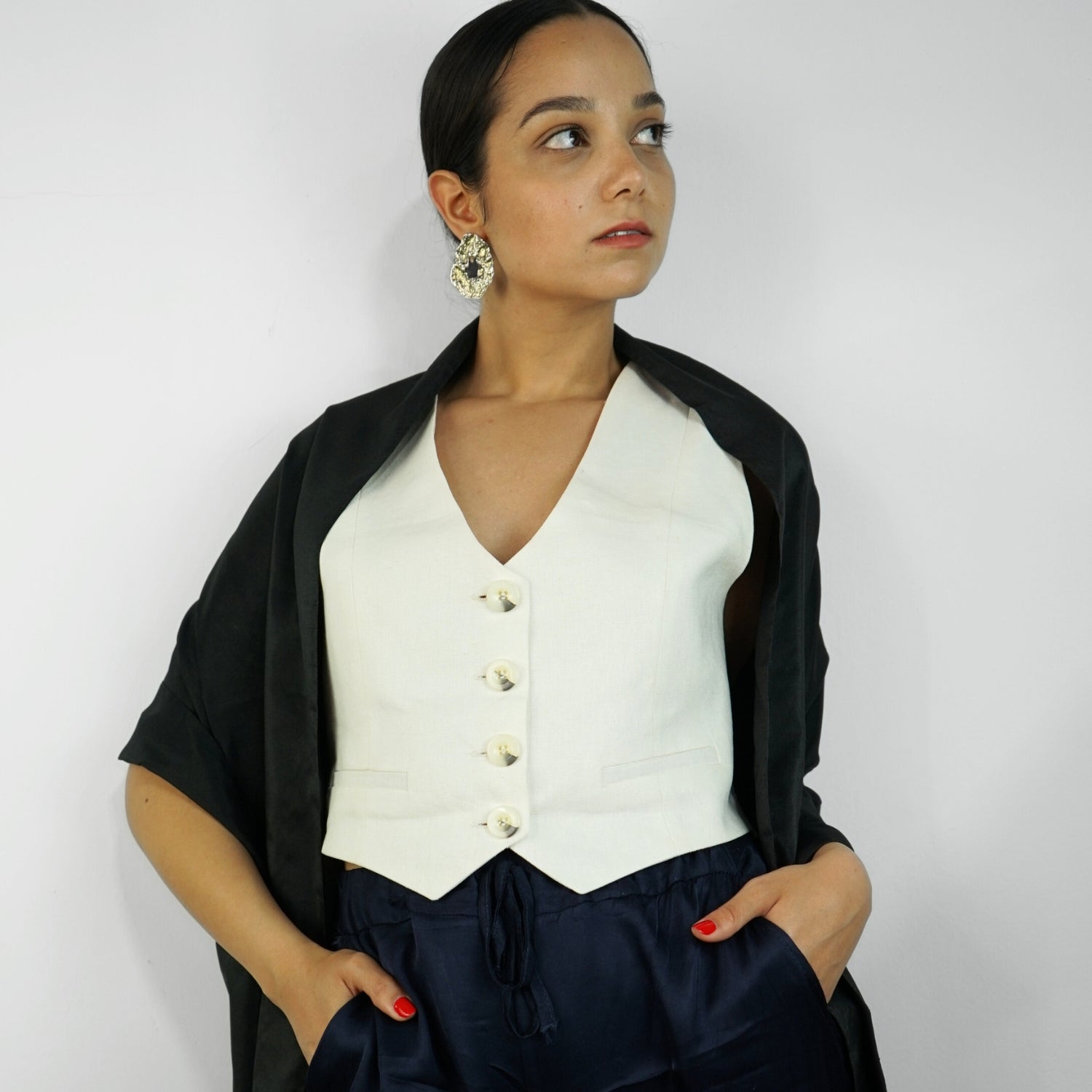 Écharpe noire en soie : élégance artisanale à votre portée