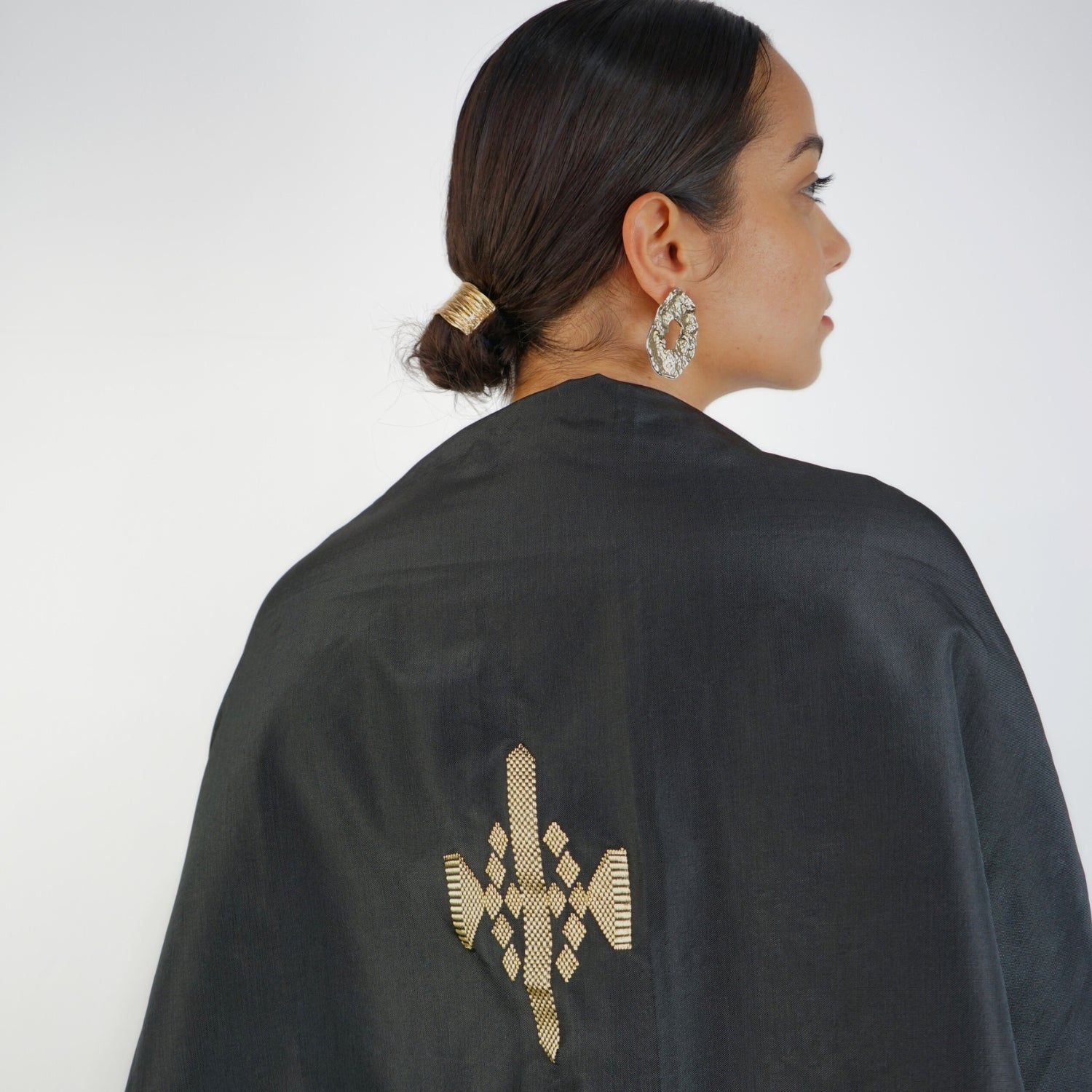 Écharpe noire en soie : élégance artisanale à votre portée