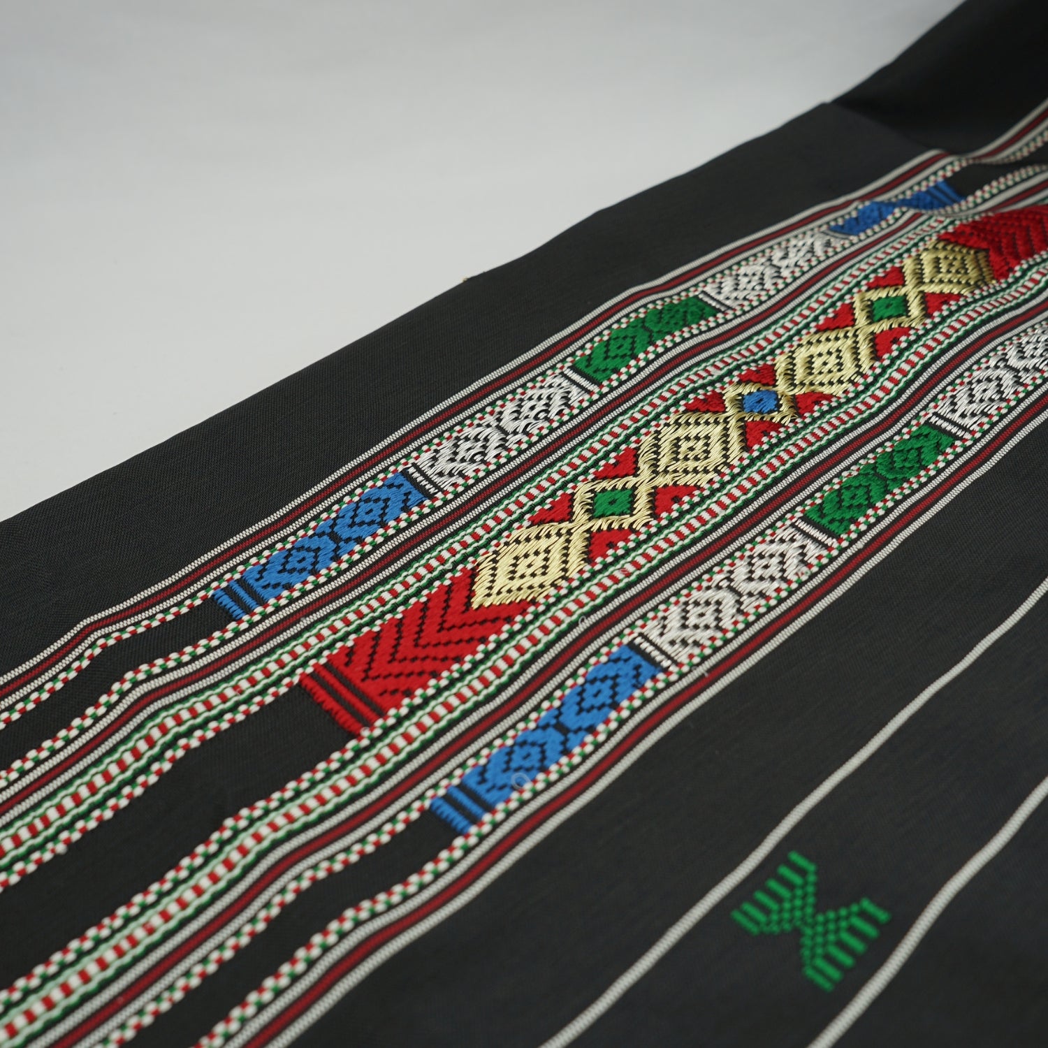 Écharpe noire en soie : élégance artisanale à votre portée