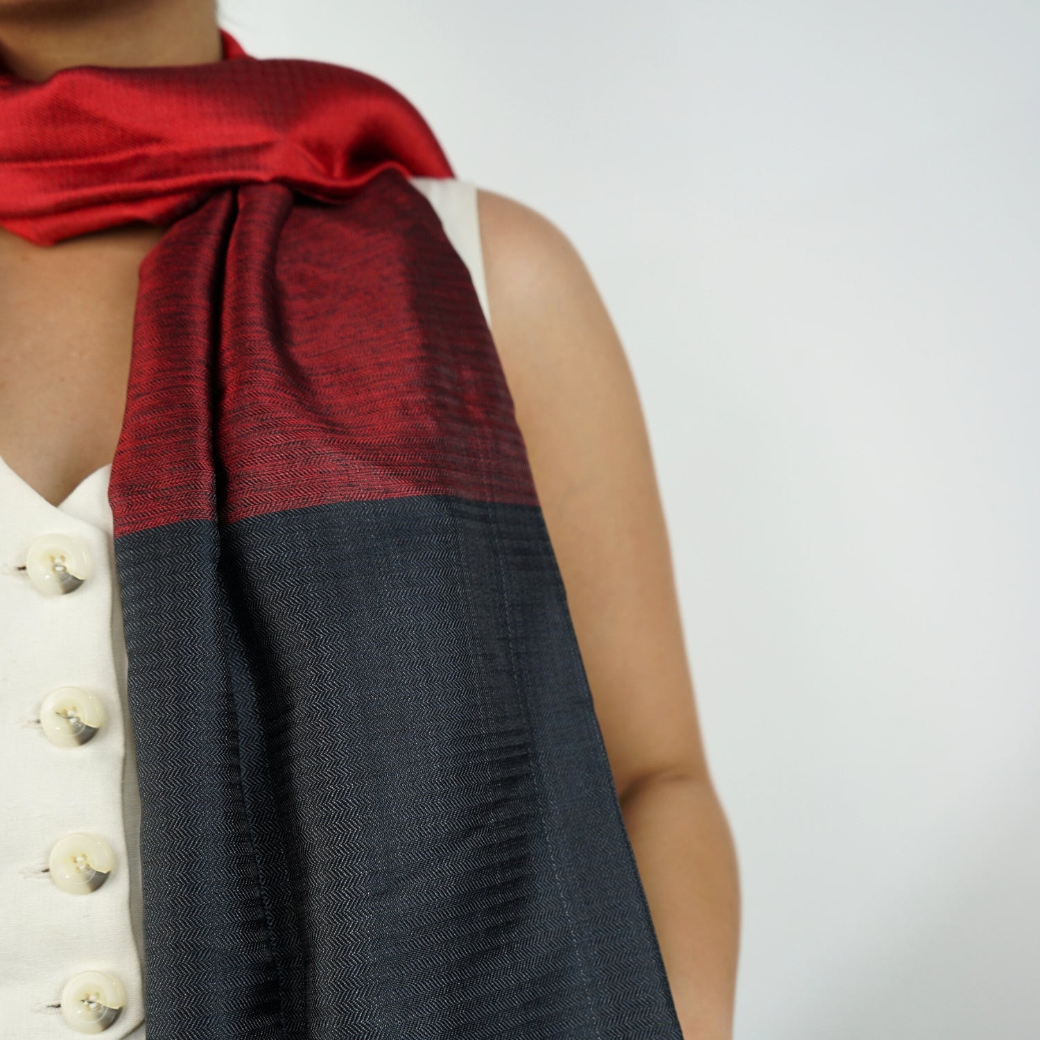 Écharpe rouge en soie artisanale : l'élégance unique à portée de main